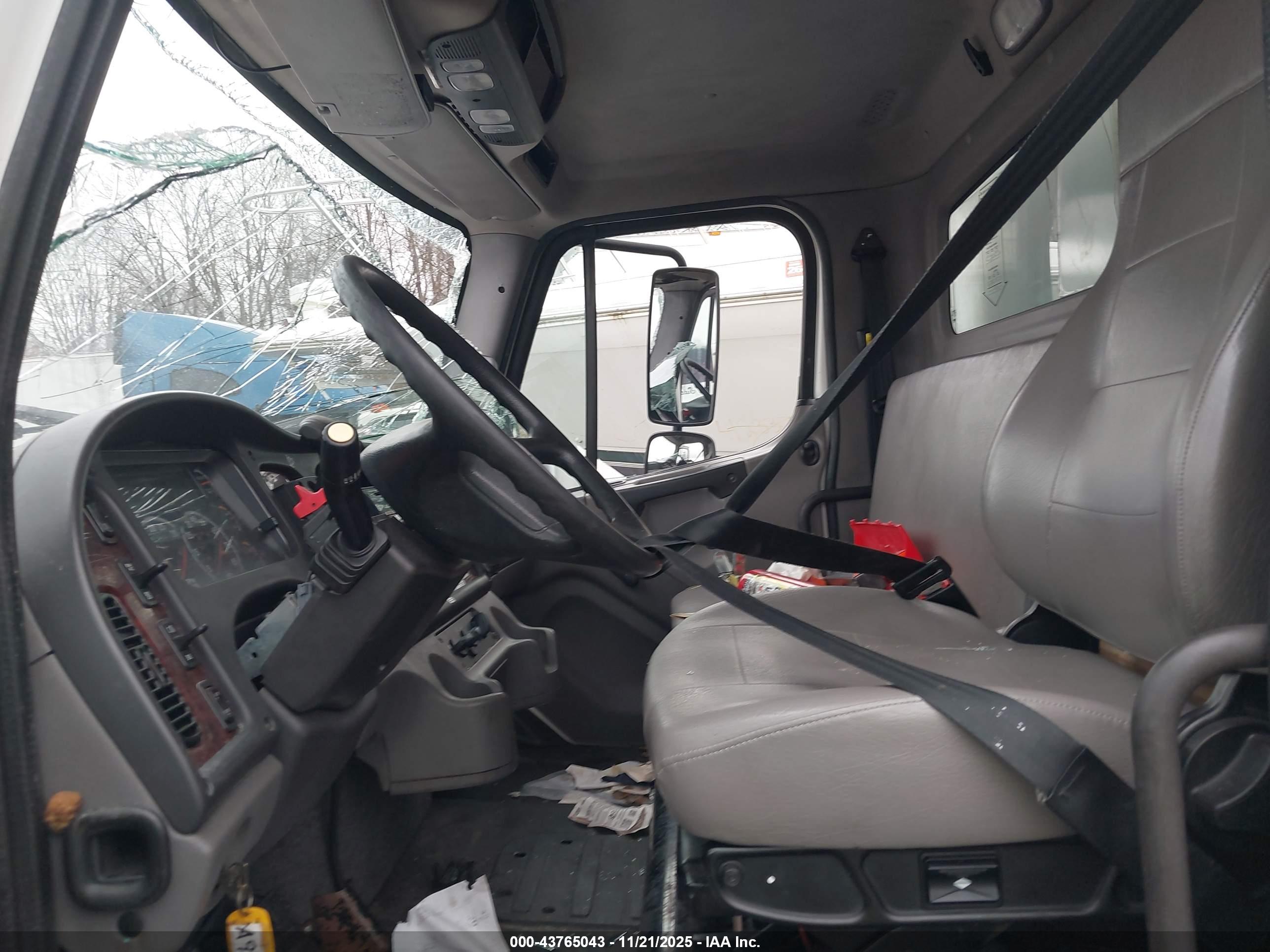 FREIGHTLINER M2 image 8