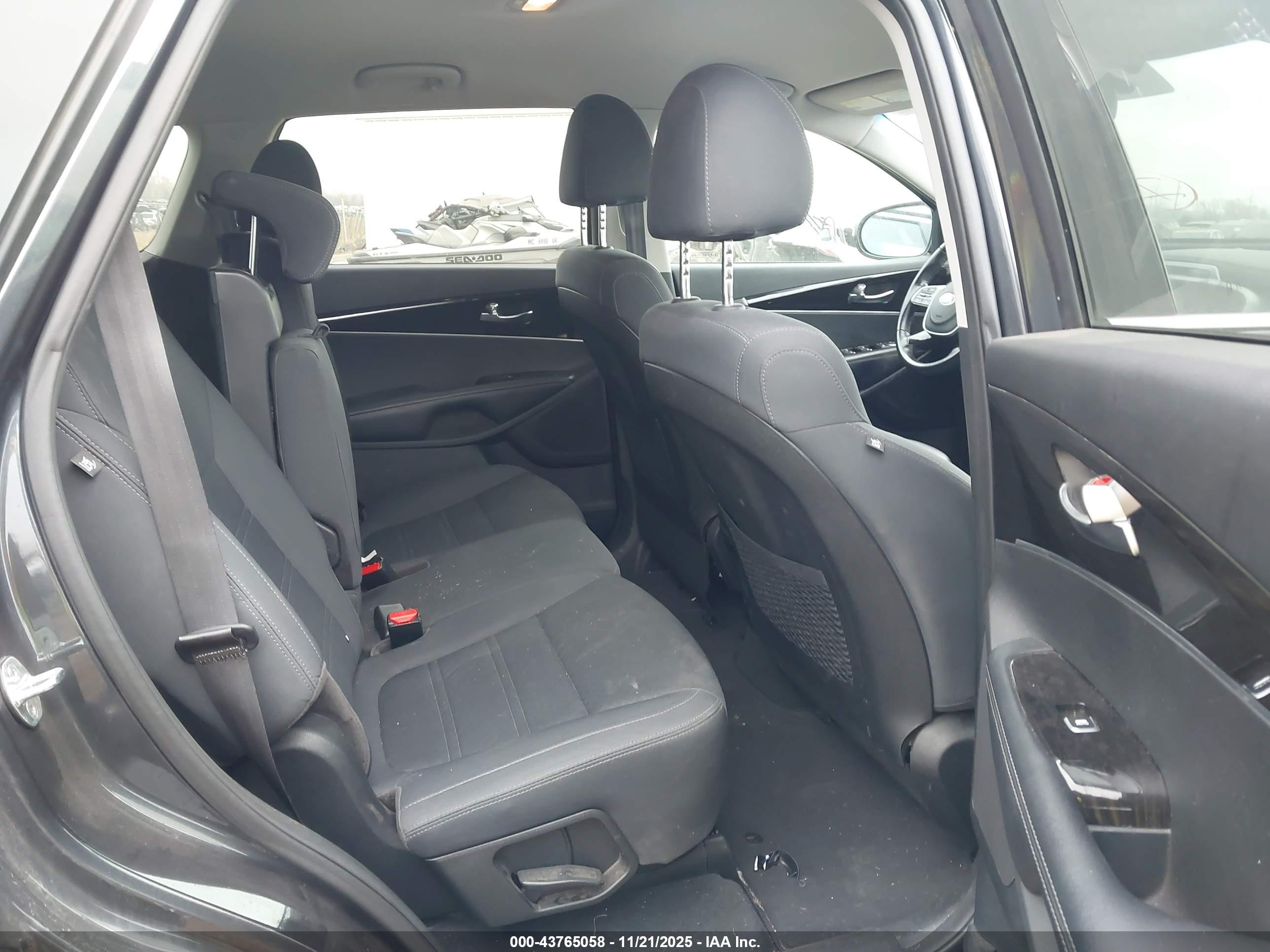 KIA SORENTO image 8