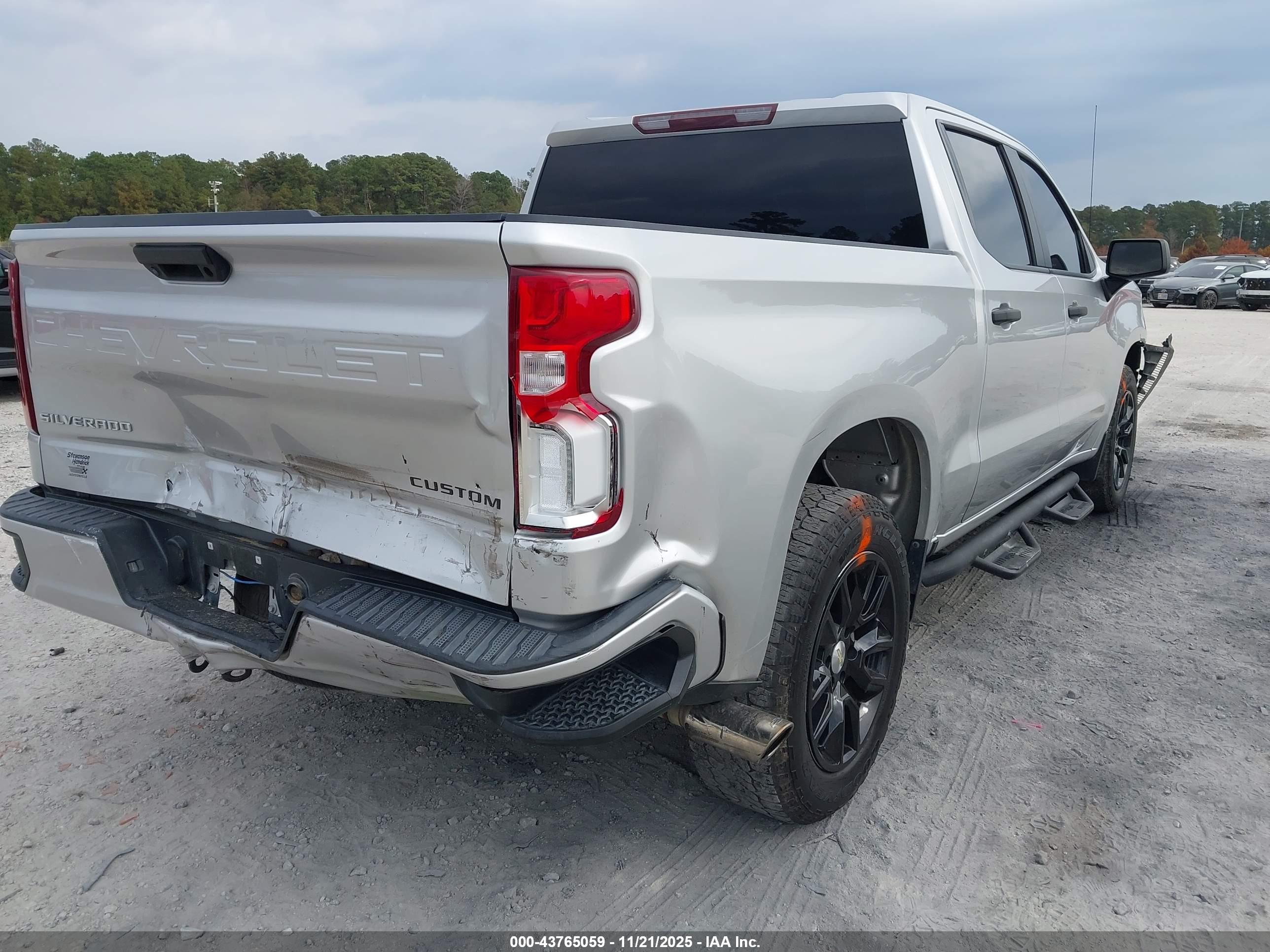CHEVROLET SILVERADO image 4