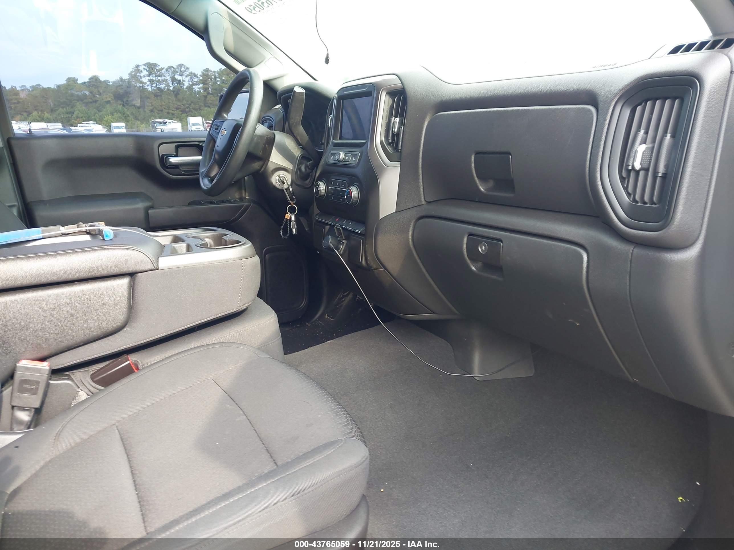 CHEVROLET SILVERADO image 5