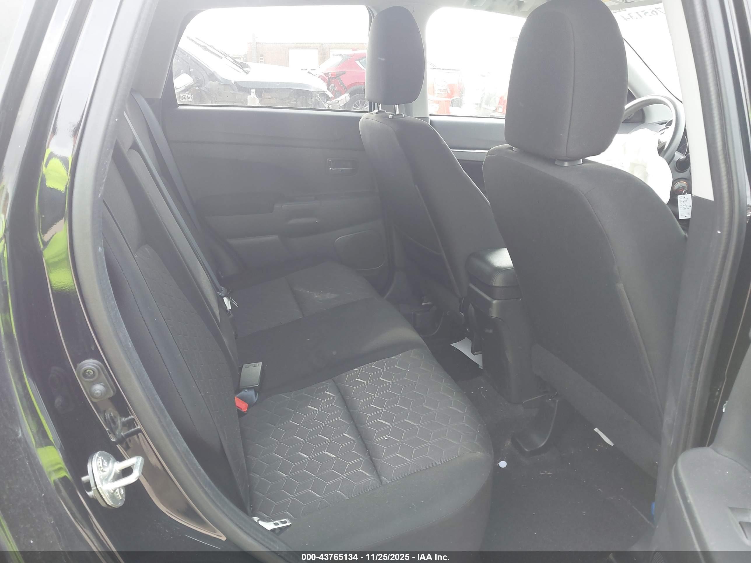 MITSUBISHI OUTLANDER image 8
