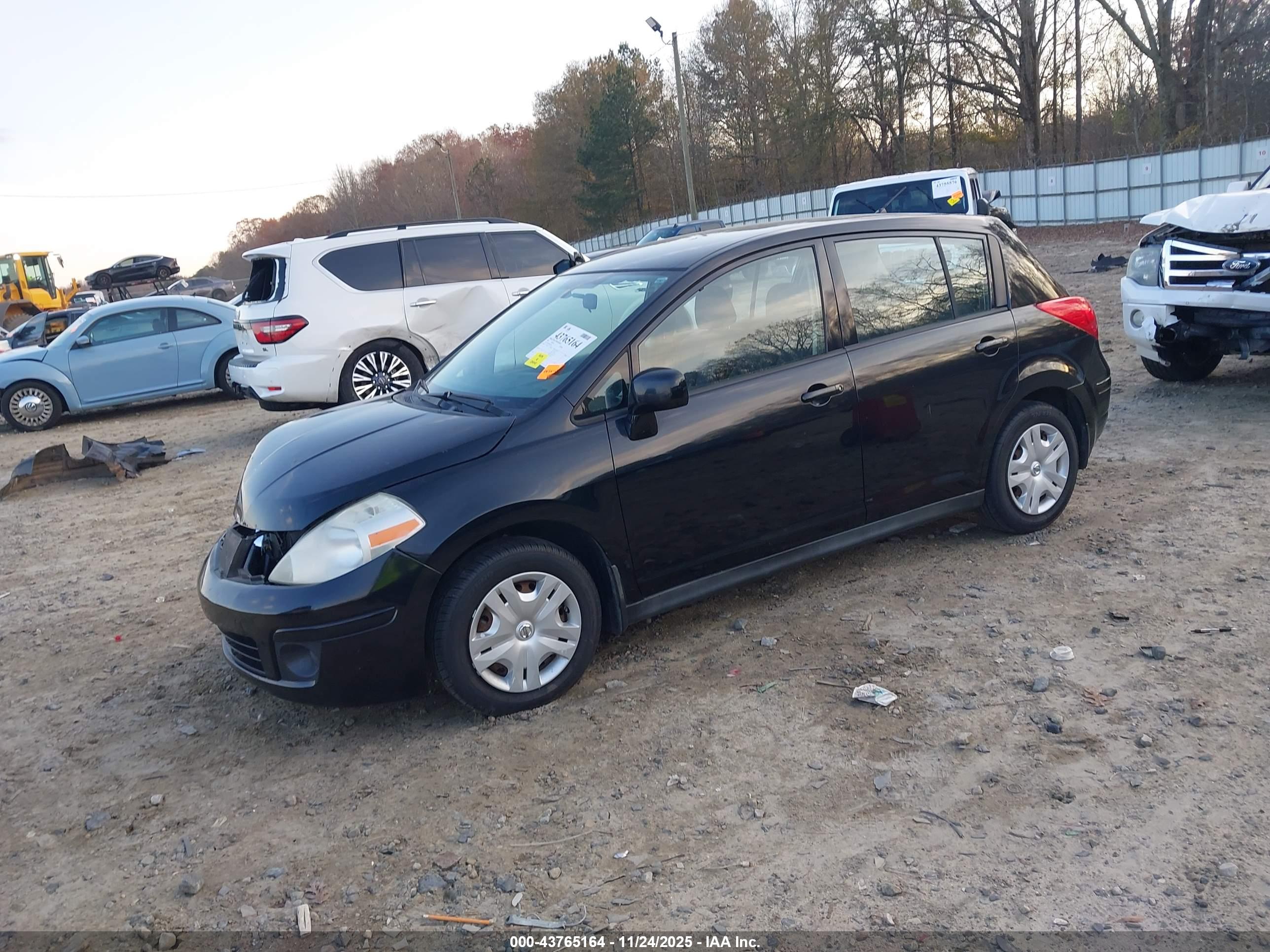 NISSAN VERSA image 2