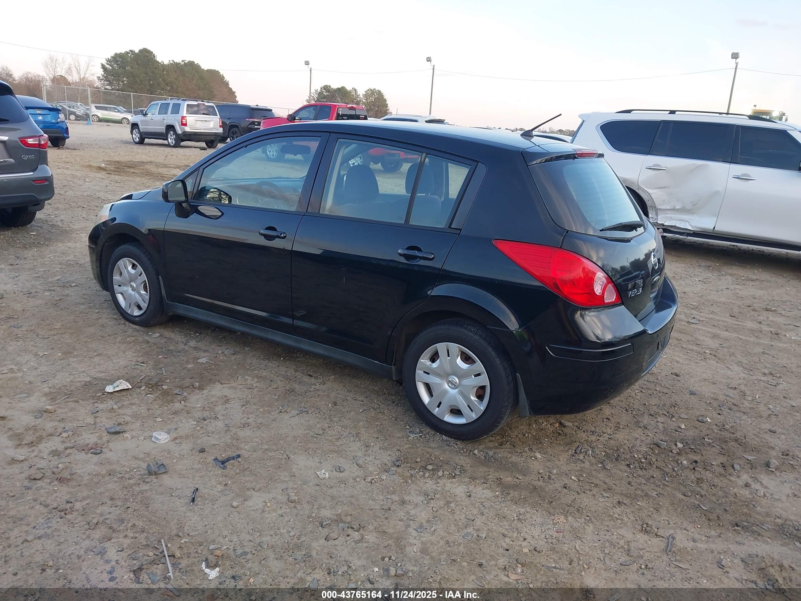 NISSAN VERSA image 3