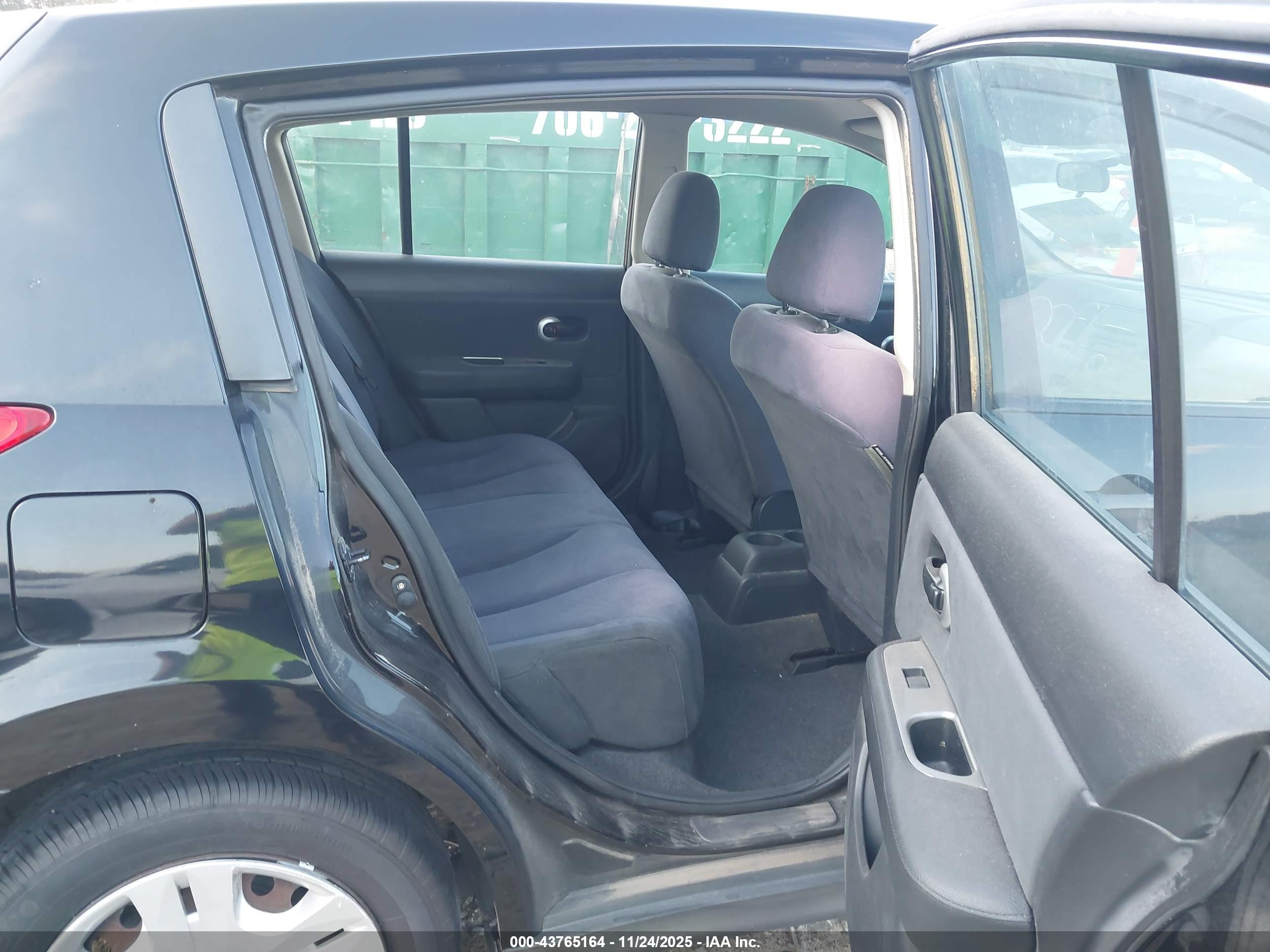 NISSAN VERSA image 8