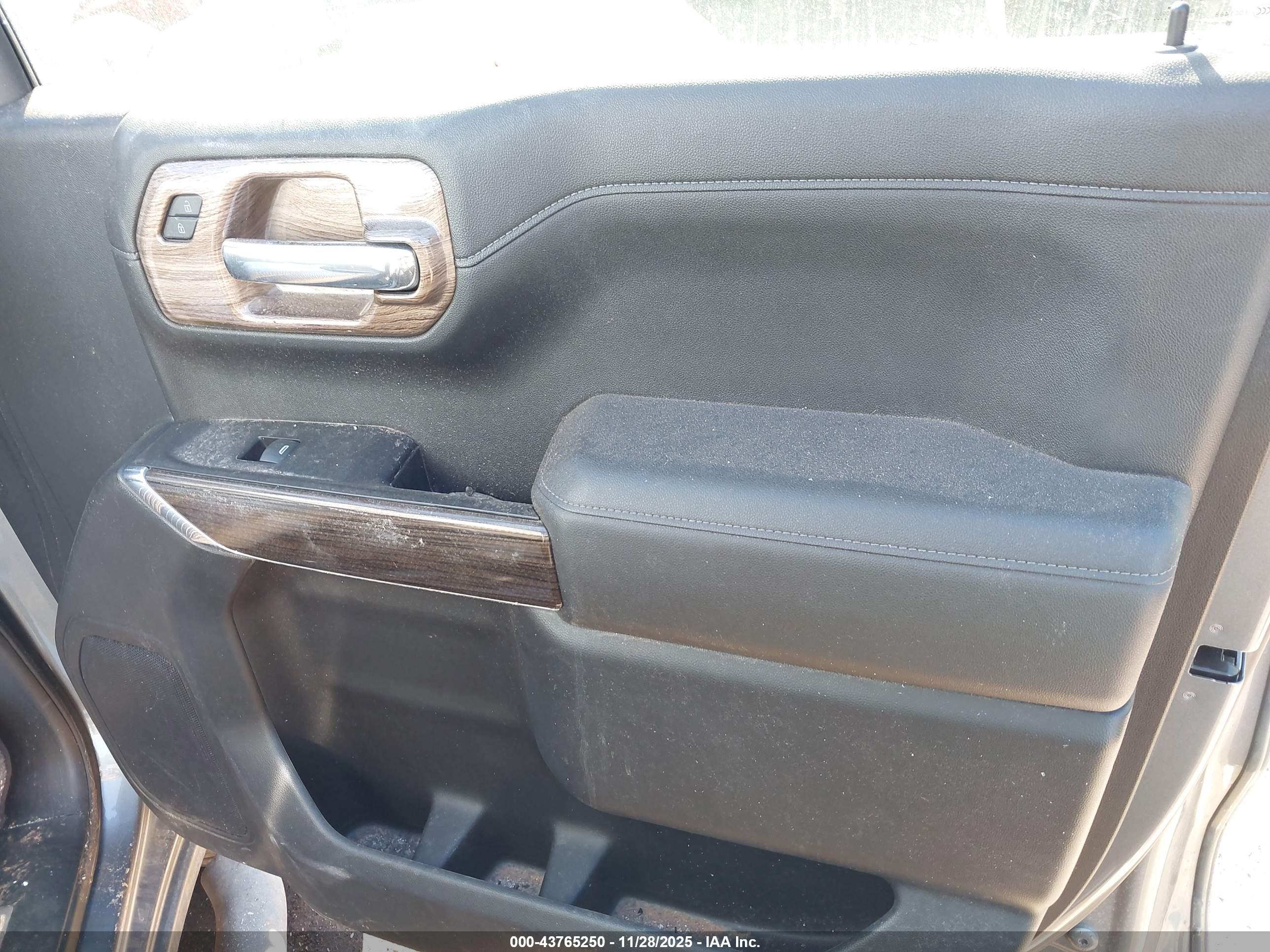 CHEVROLET SILVERADO image 5