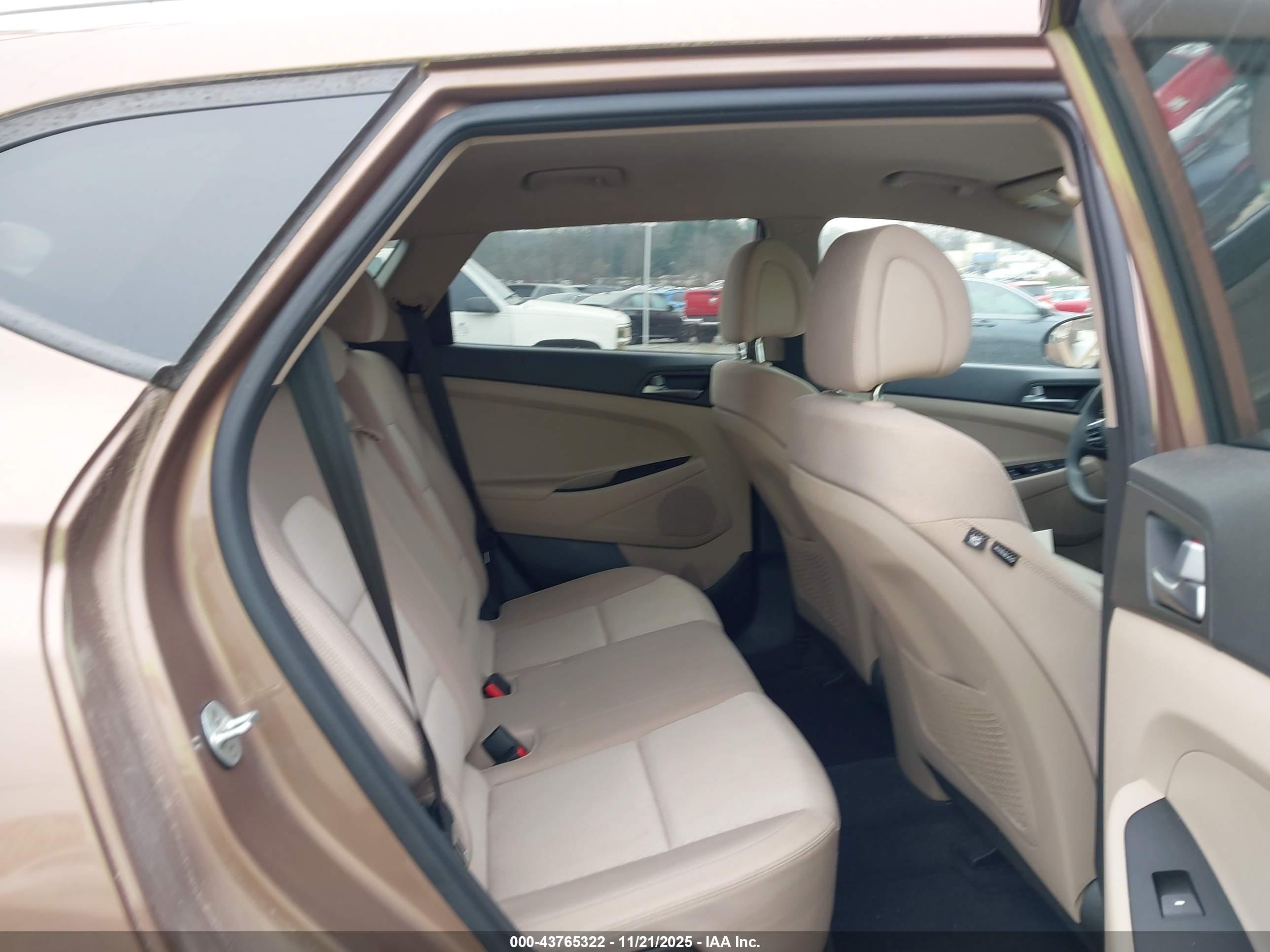 HYUNDAI TUCSON image 8