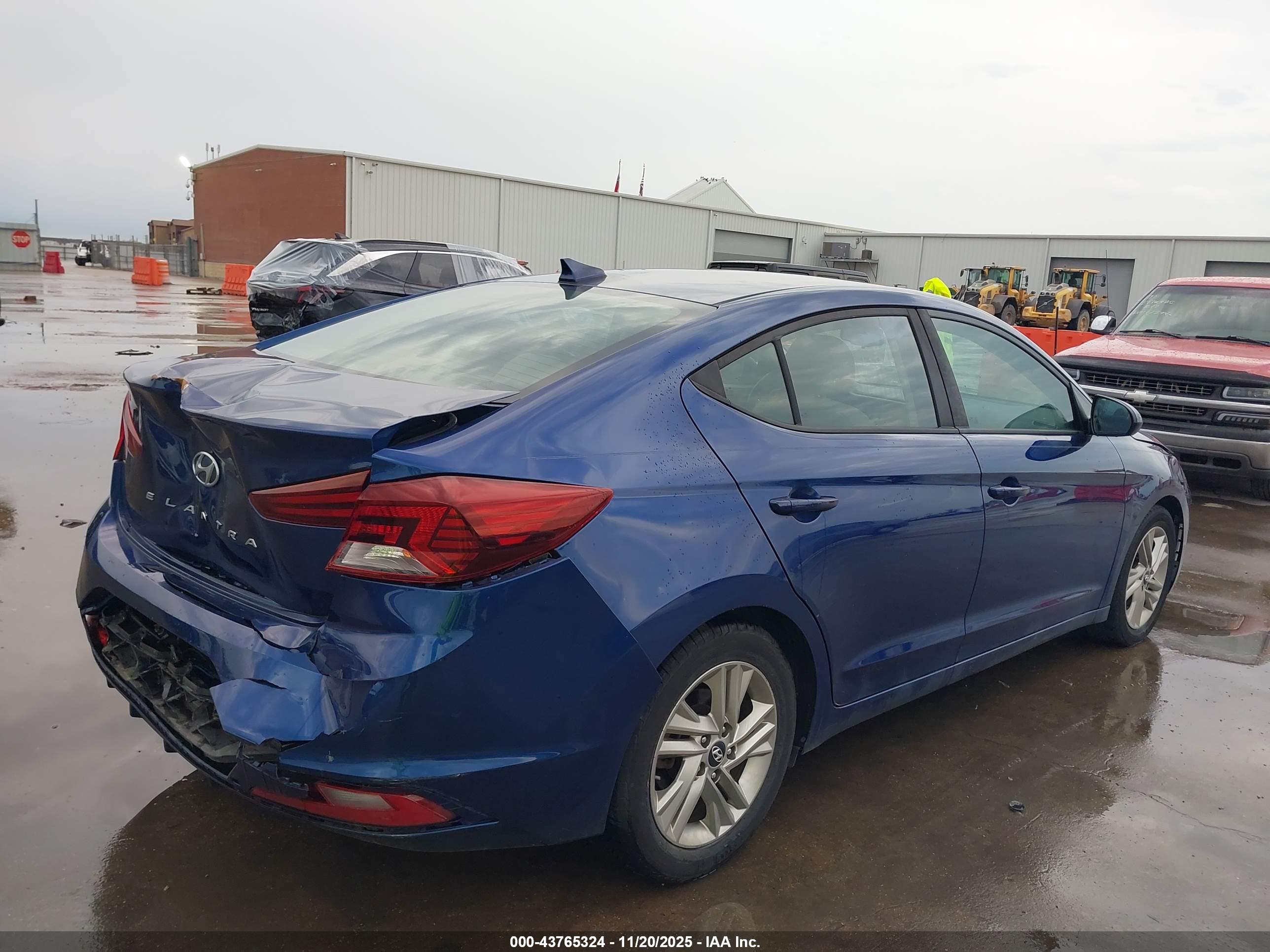 HYUNDAI ELANTRA image 4