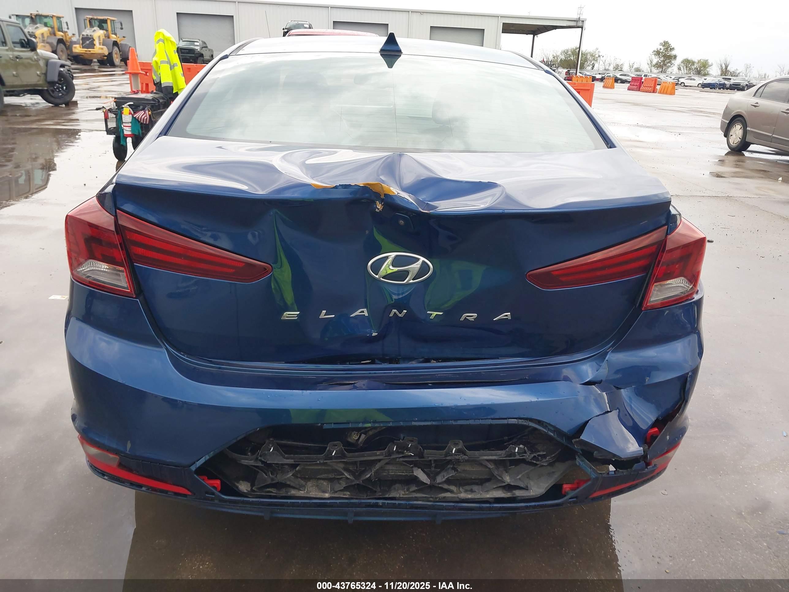 HYUNDAI ELANTRA image 6