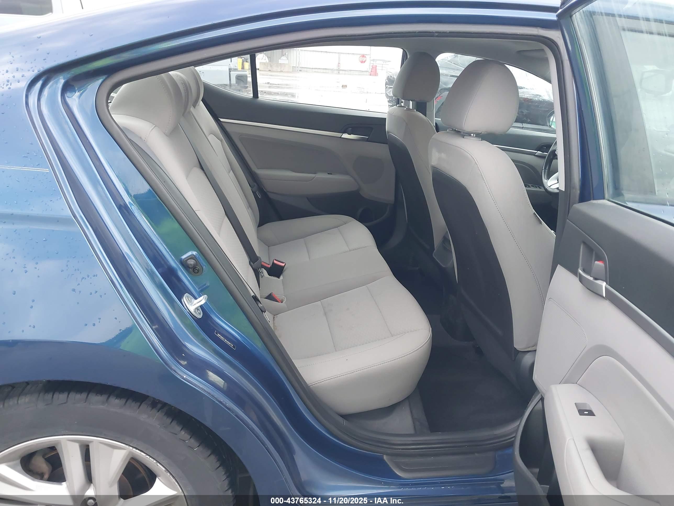 HYUNDAI ELANTRA image 8