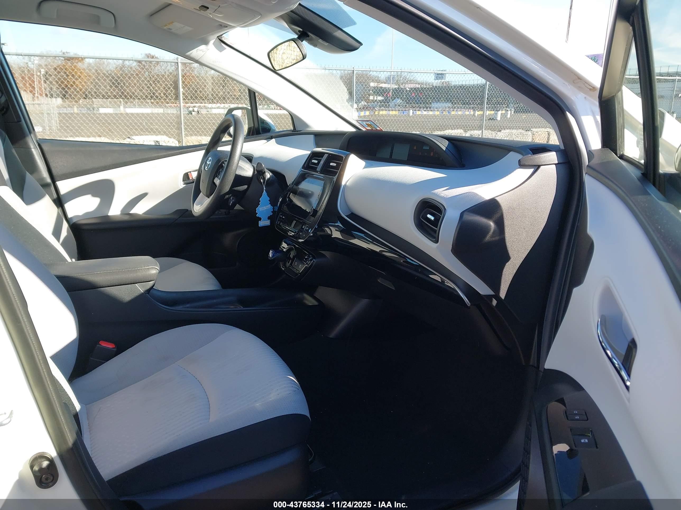 TOYOTA PRIUS image 5