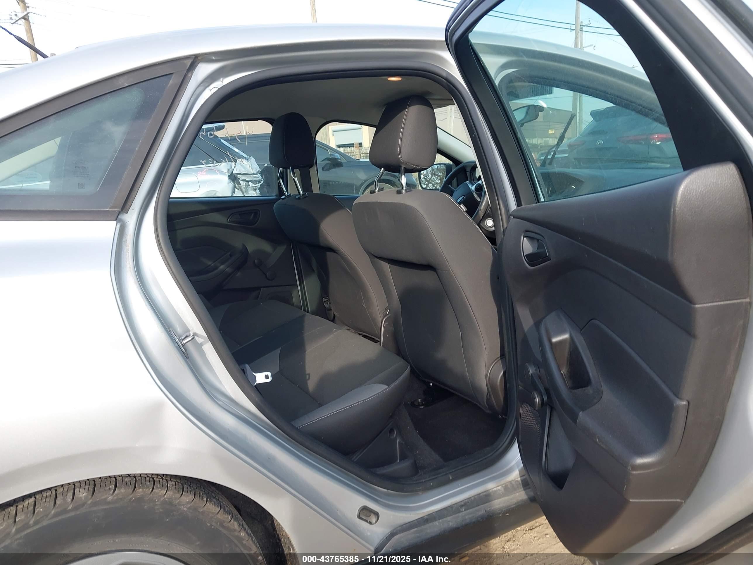FORD FOCUS image 8