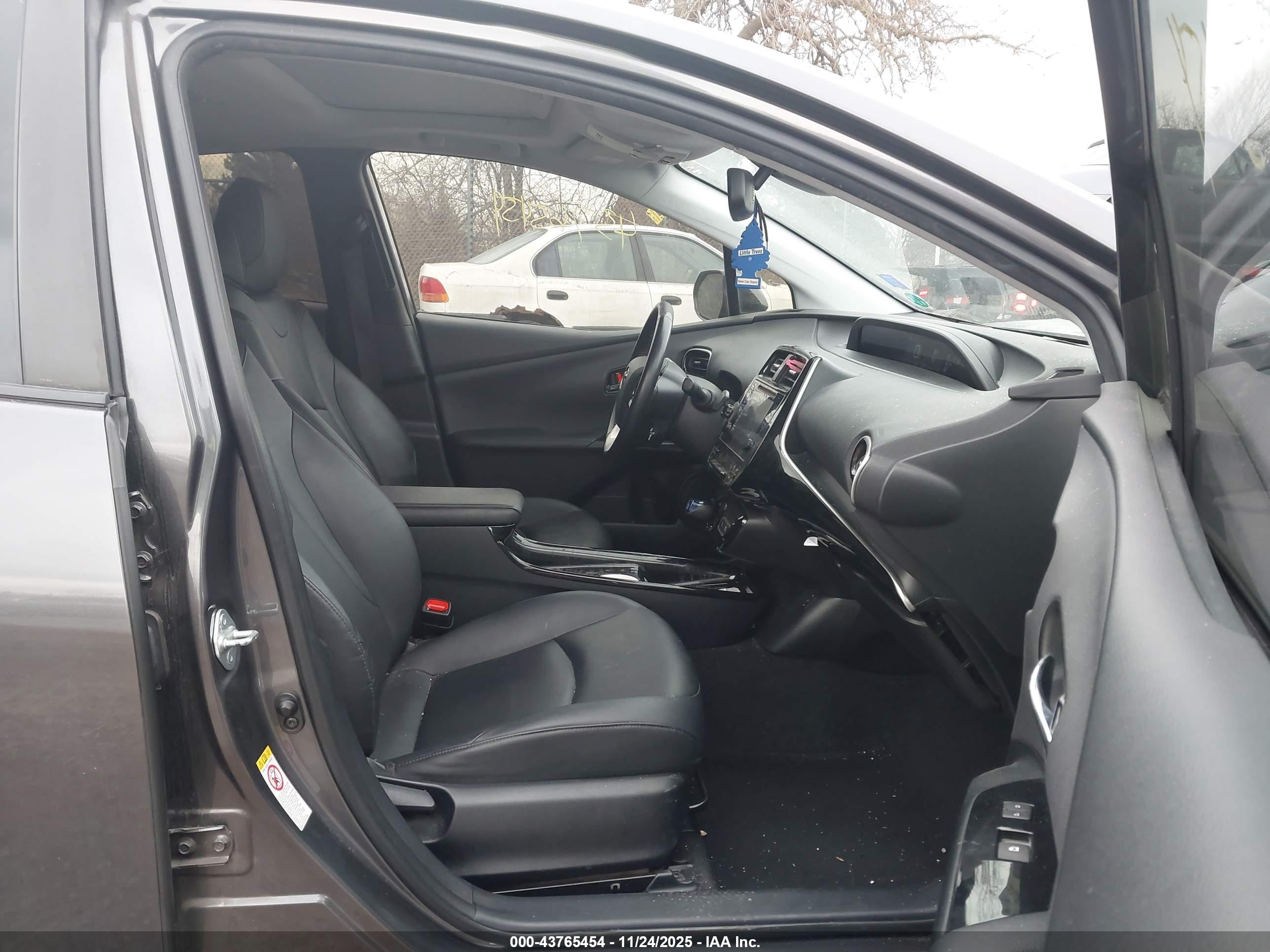 TOYOTA PRIUS image 5