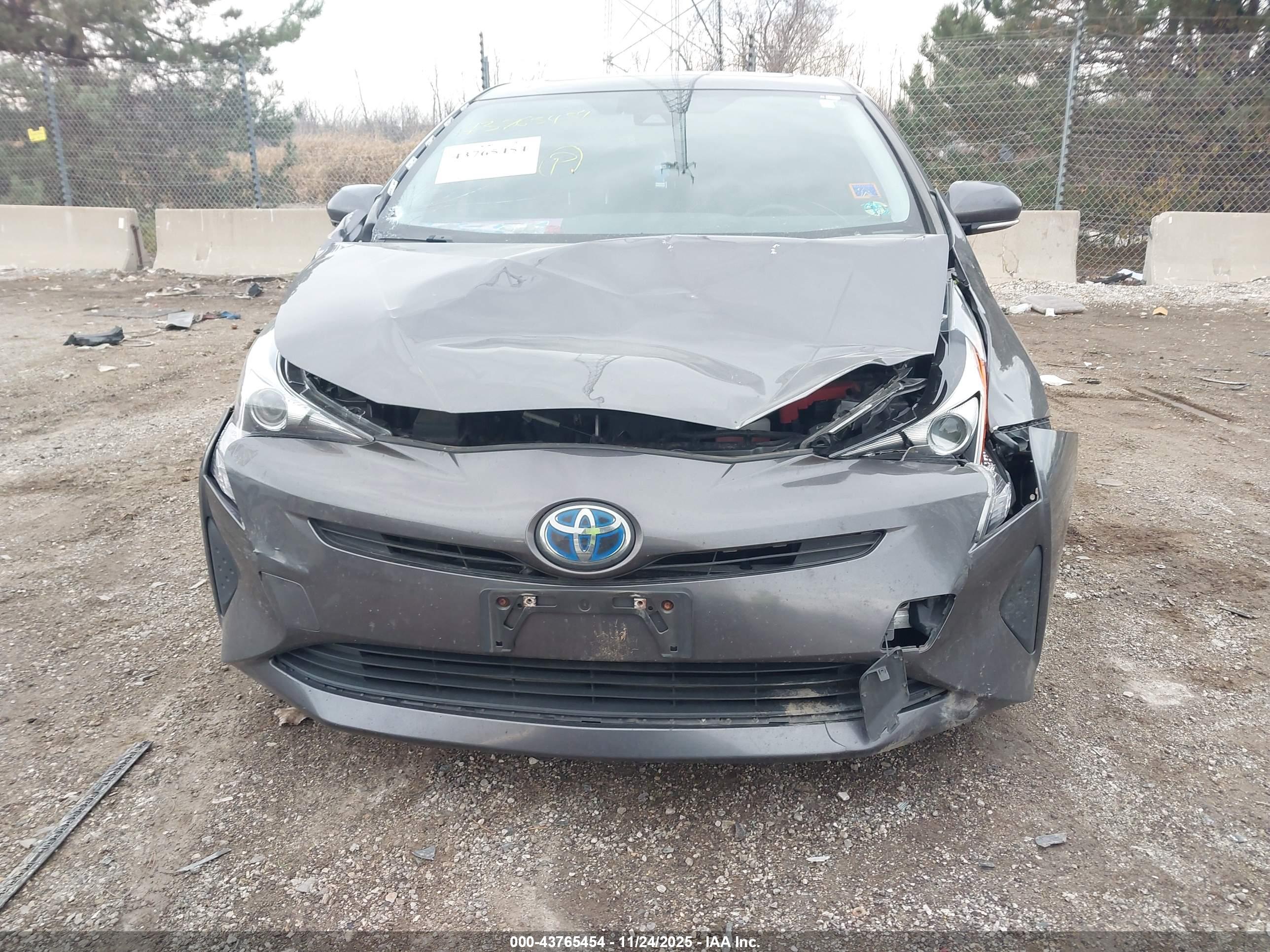 TOYOTA PRIUS image 6