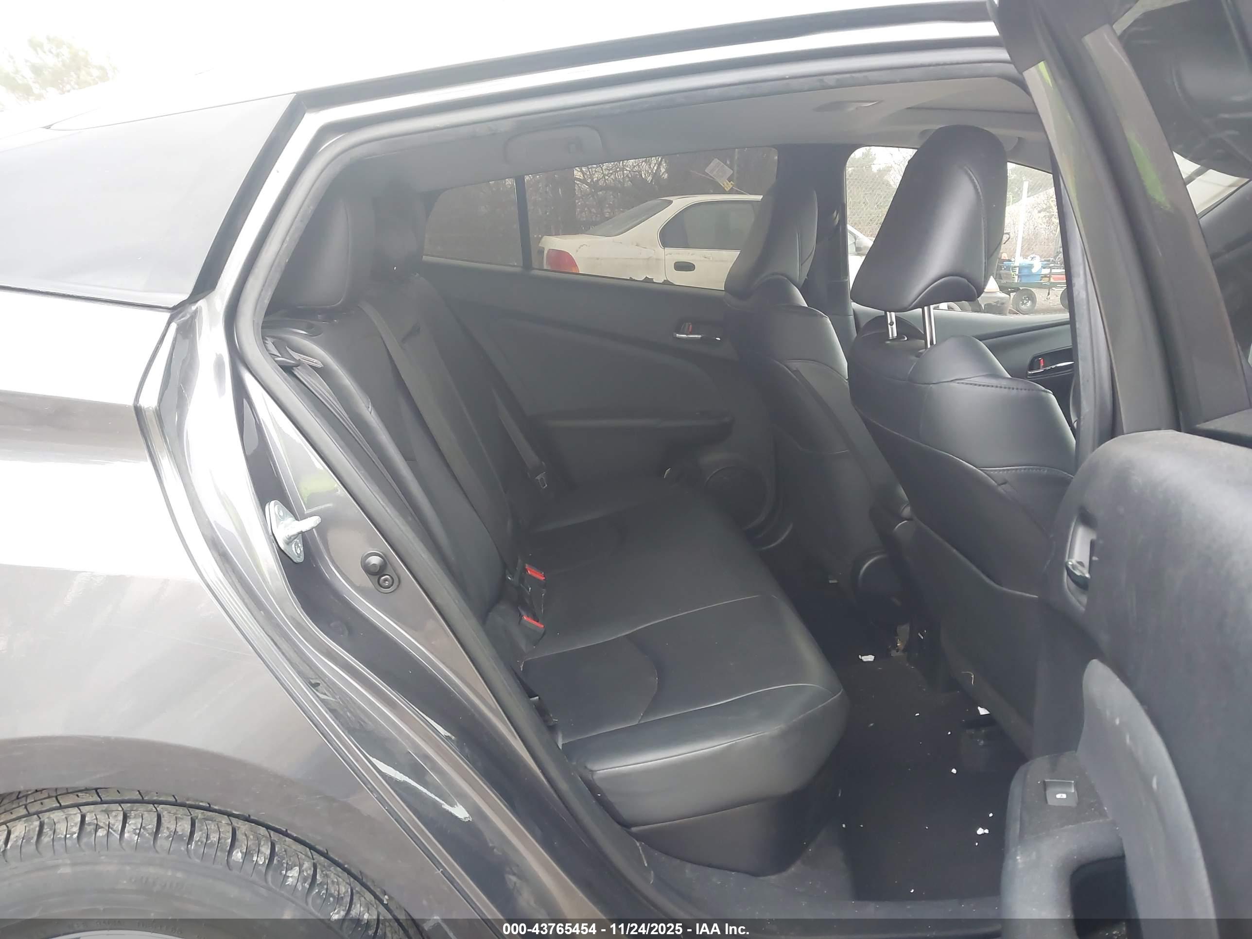 TOYOTA PRIUS image 8