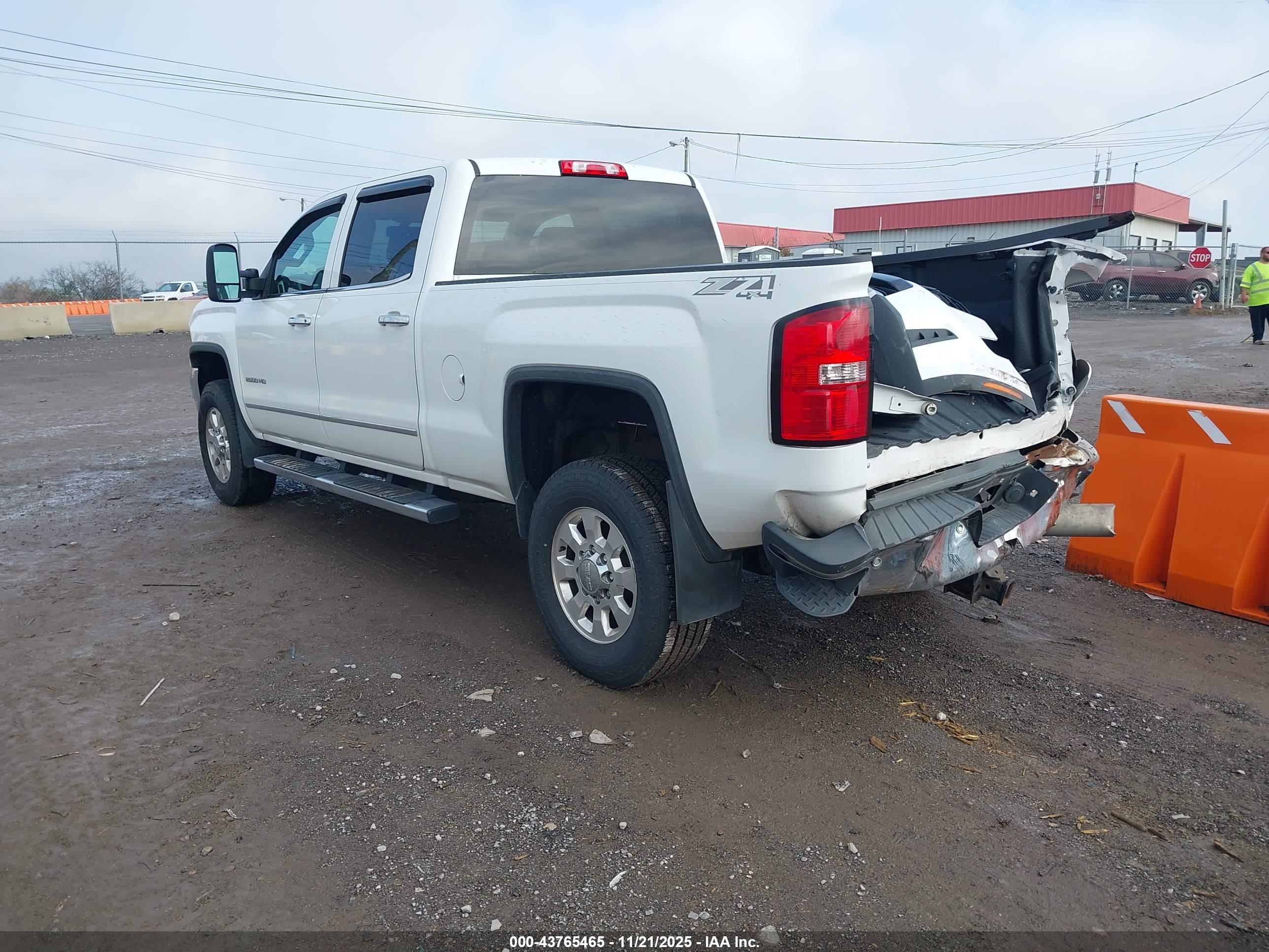 GMC SIERRA image 3