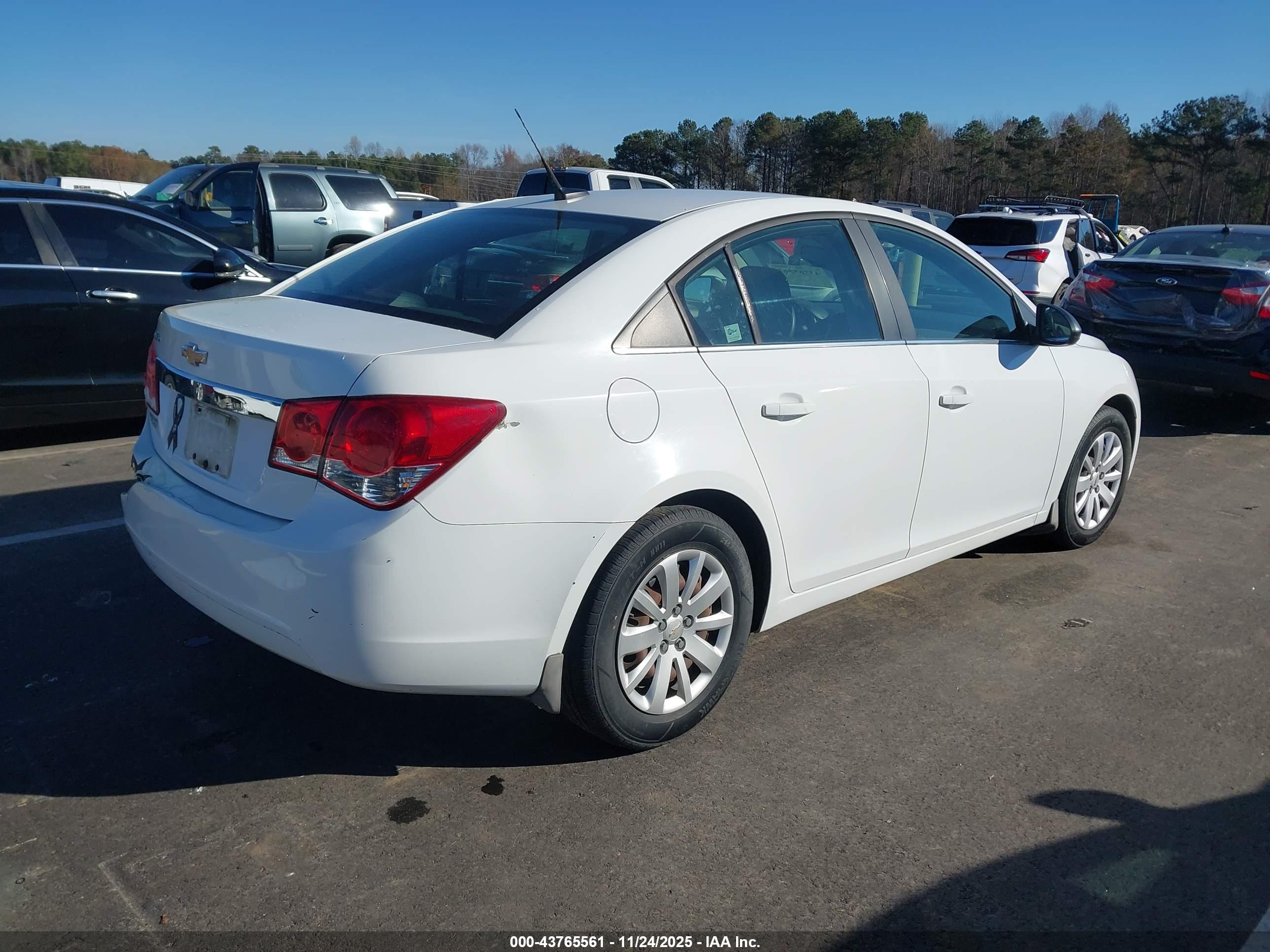 CHEVROLET CRUZE image 4