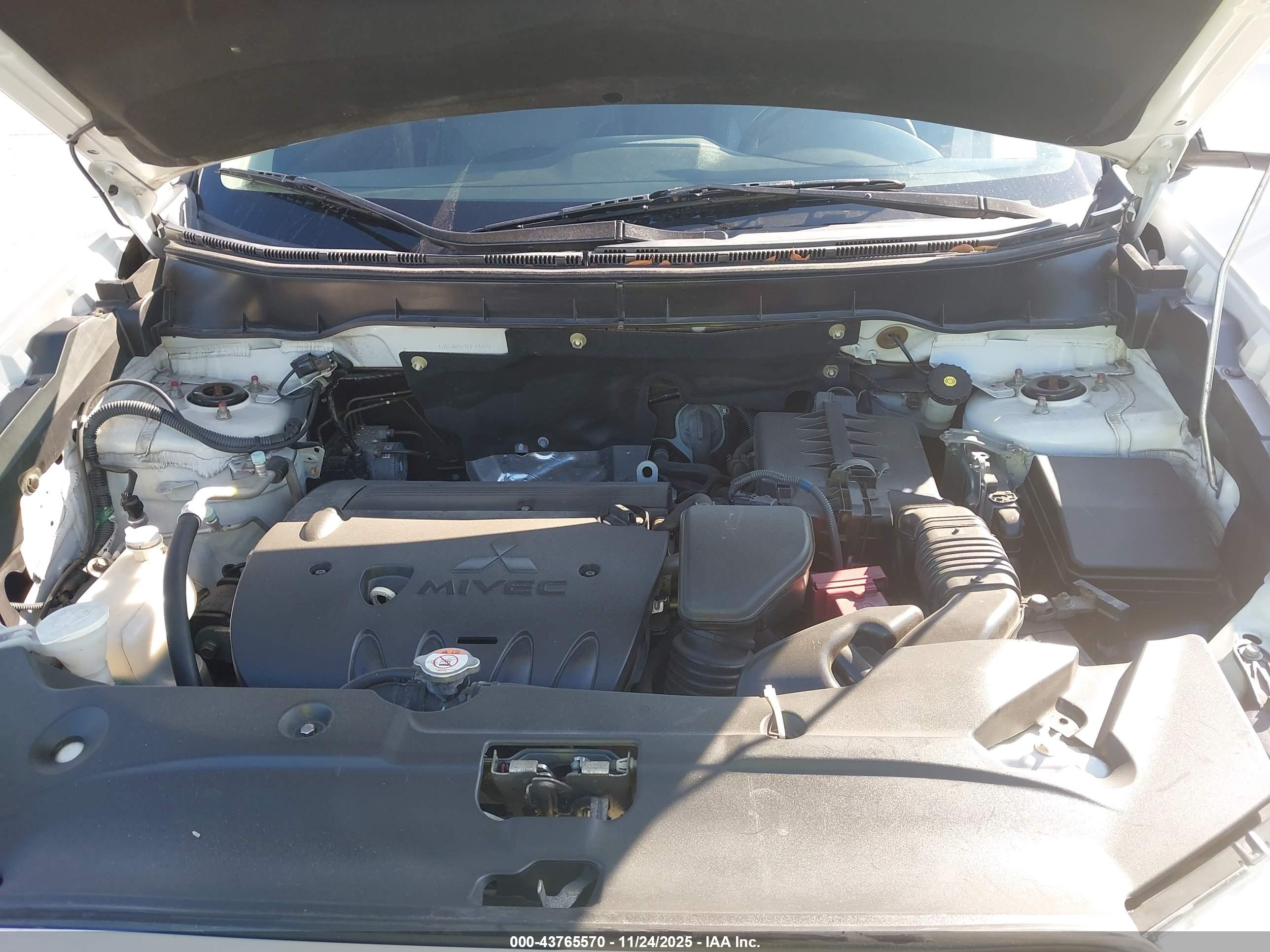MITSUBISHI OUTLANDER image 10