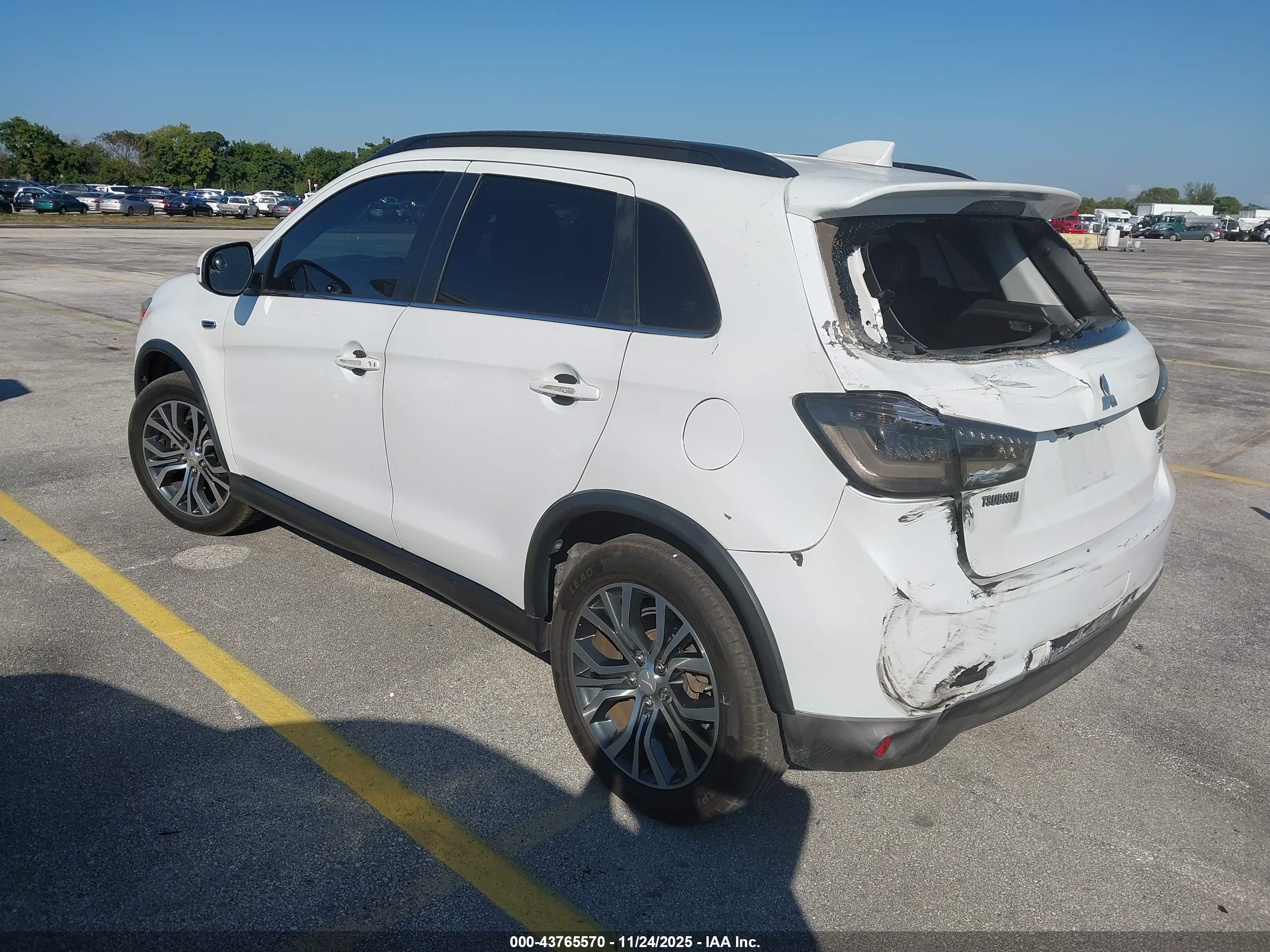MITSUBISHI OUTLANDER image 3