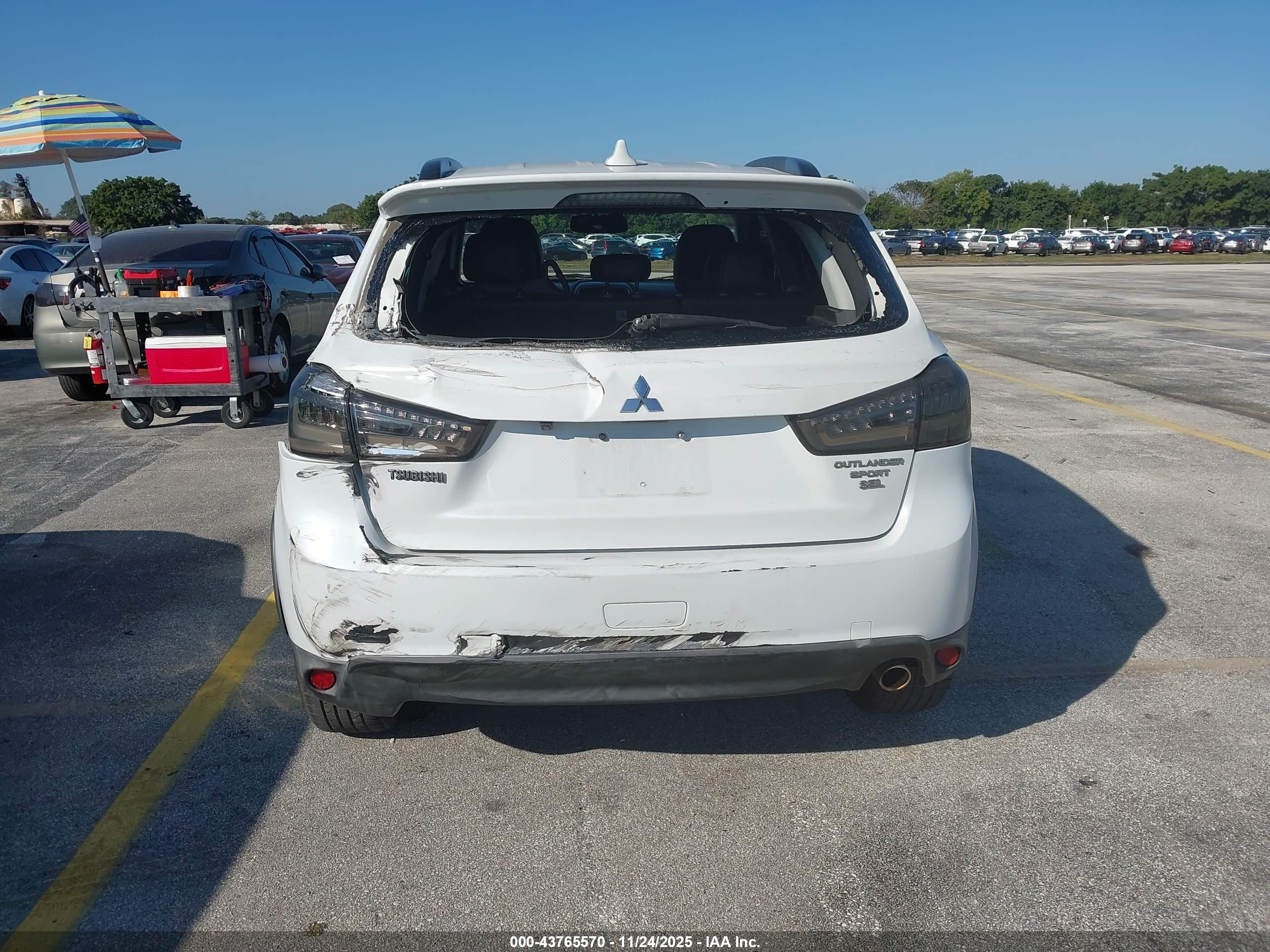 MITSUBISHI OUTLANDER image 6