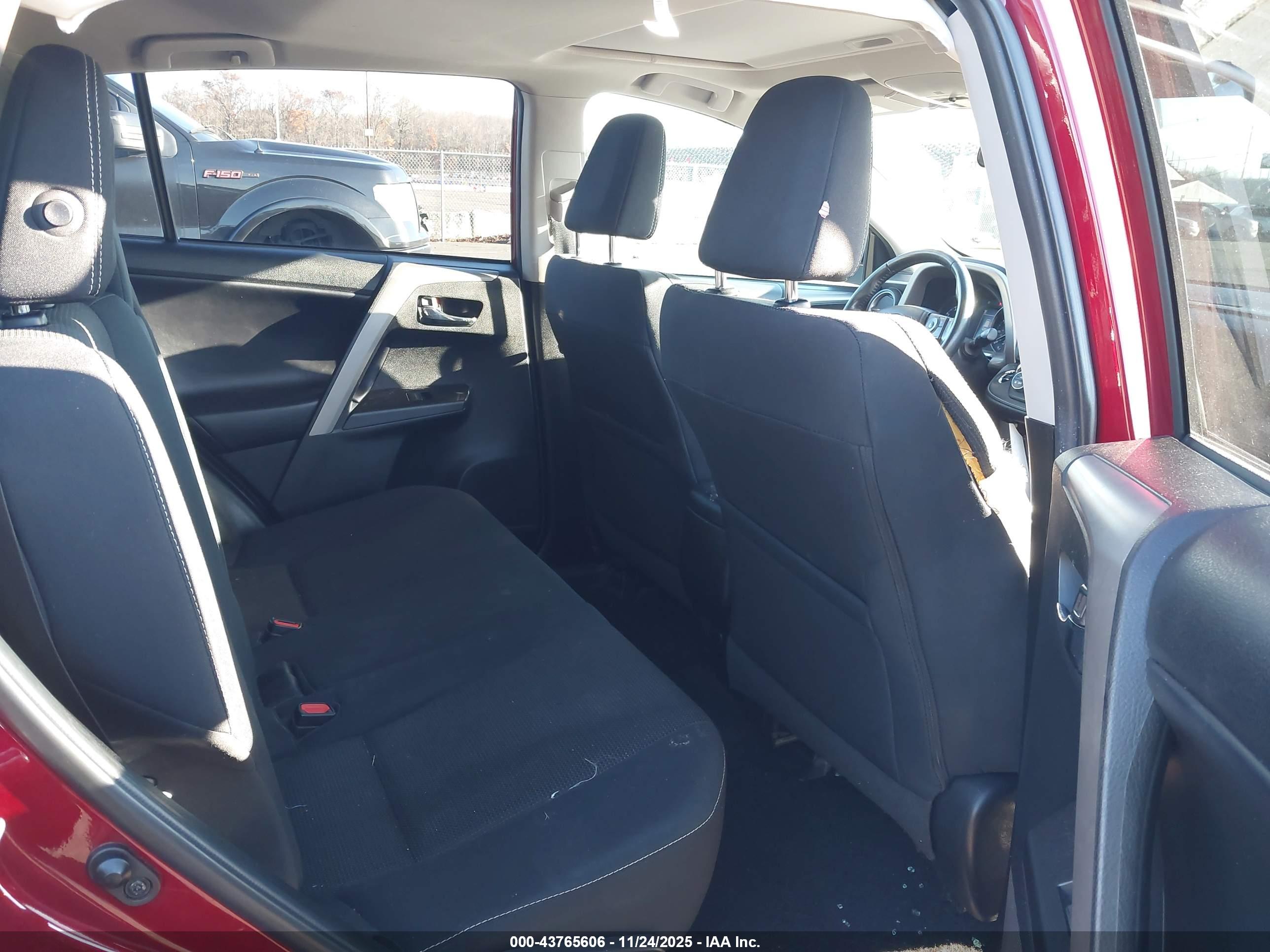 TOYOTA RAV4 image 8