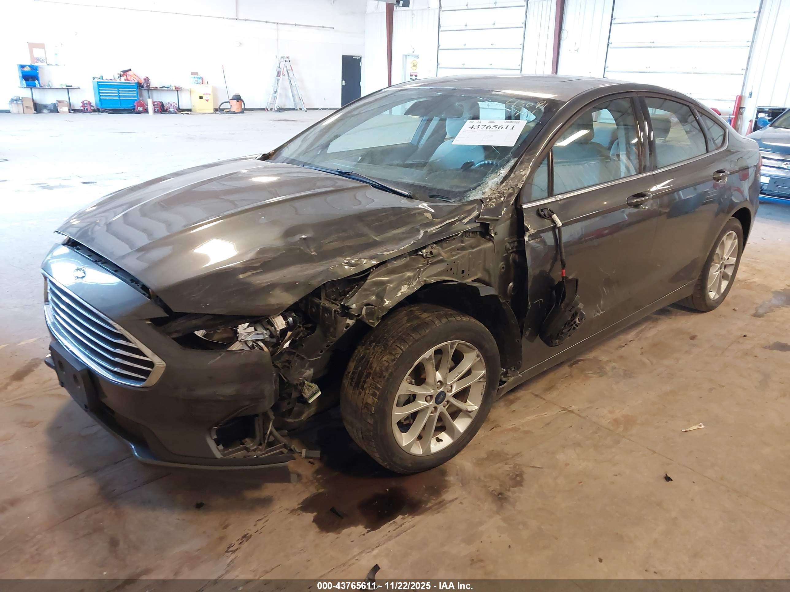 FORD FUSION image 2