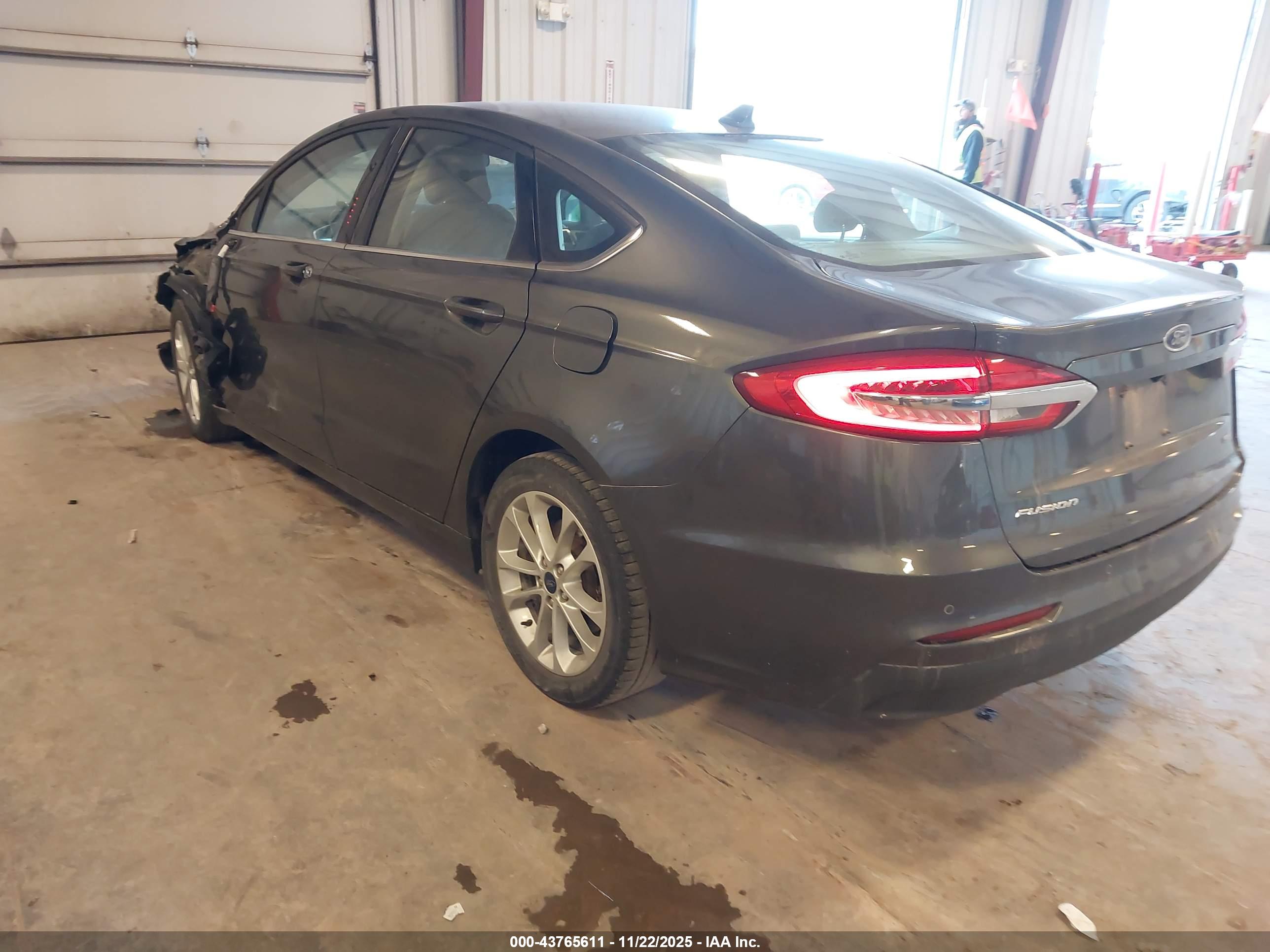 FORD FUSION image 3