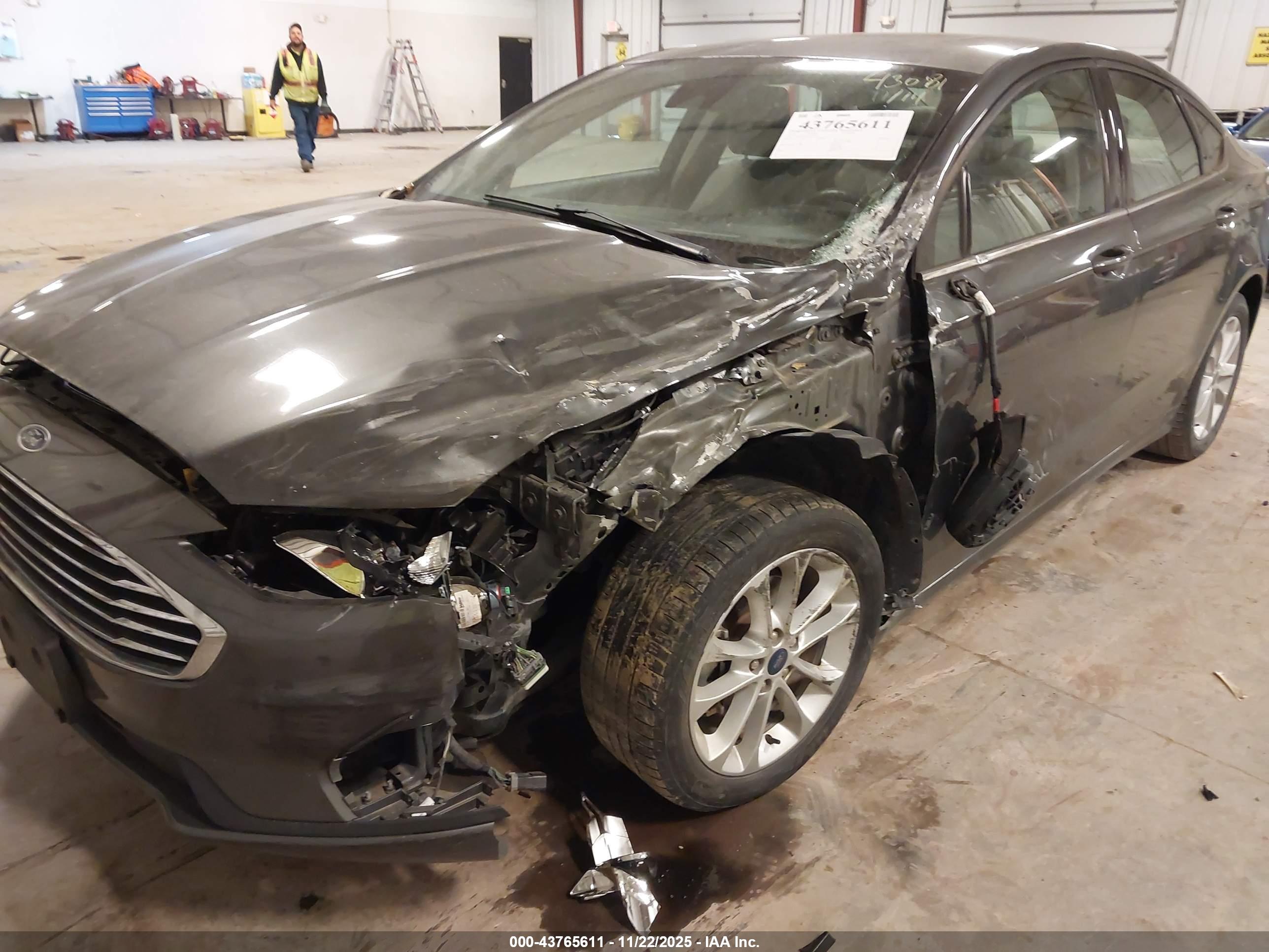 FORD FUSION image 6