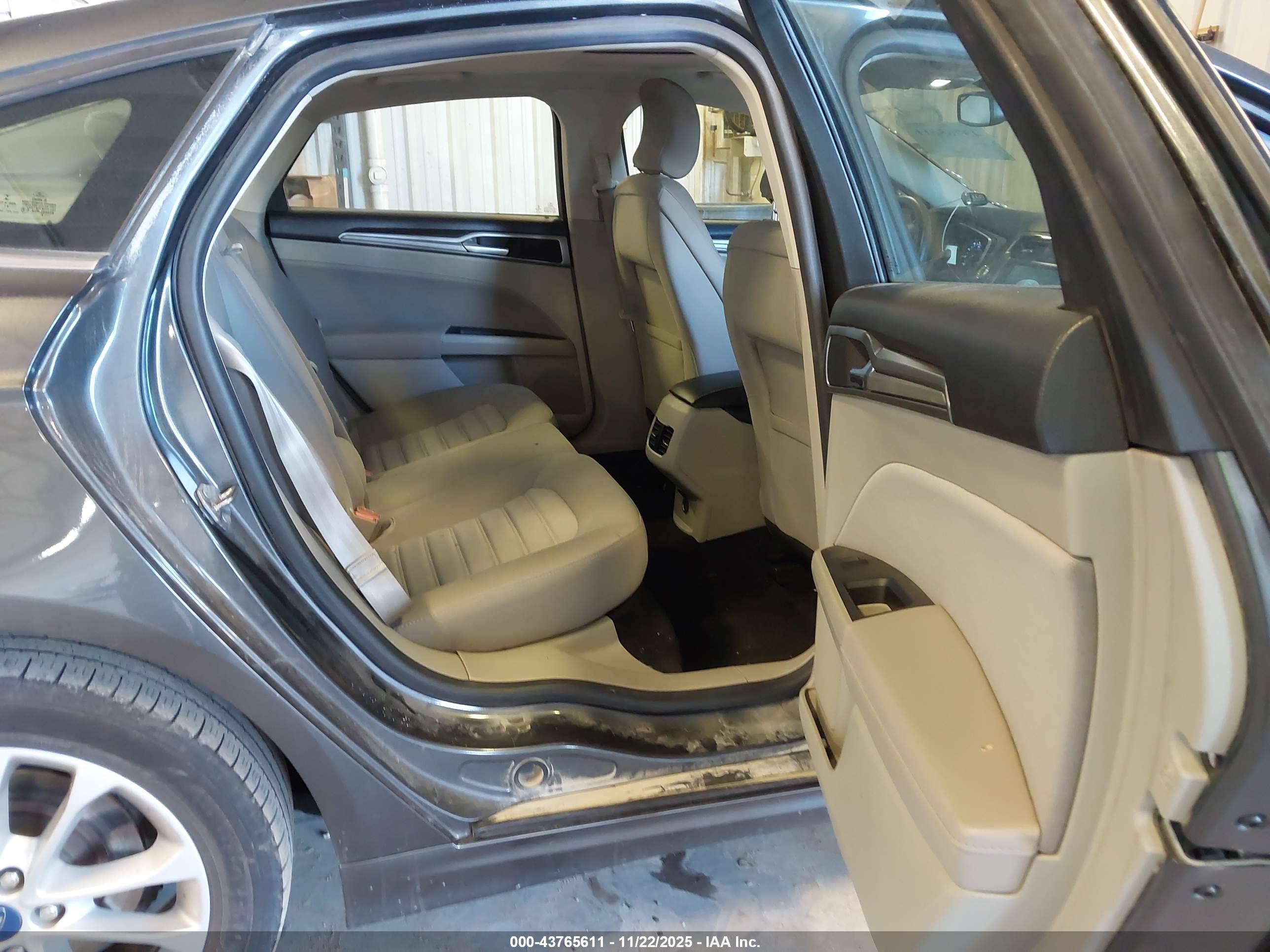 FORD FUSION image 8