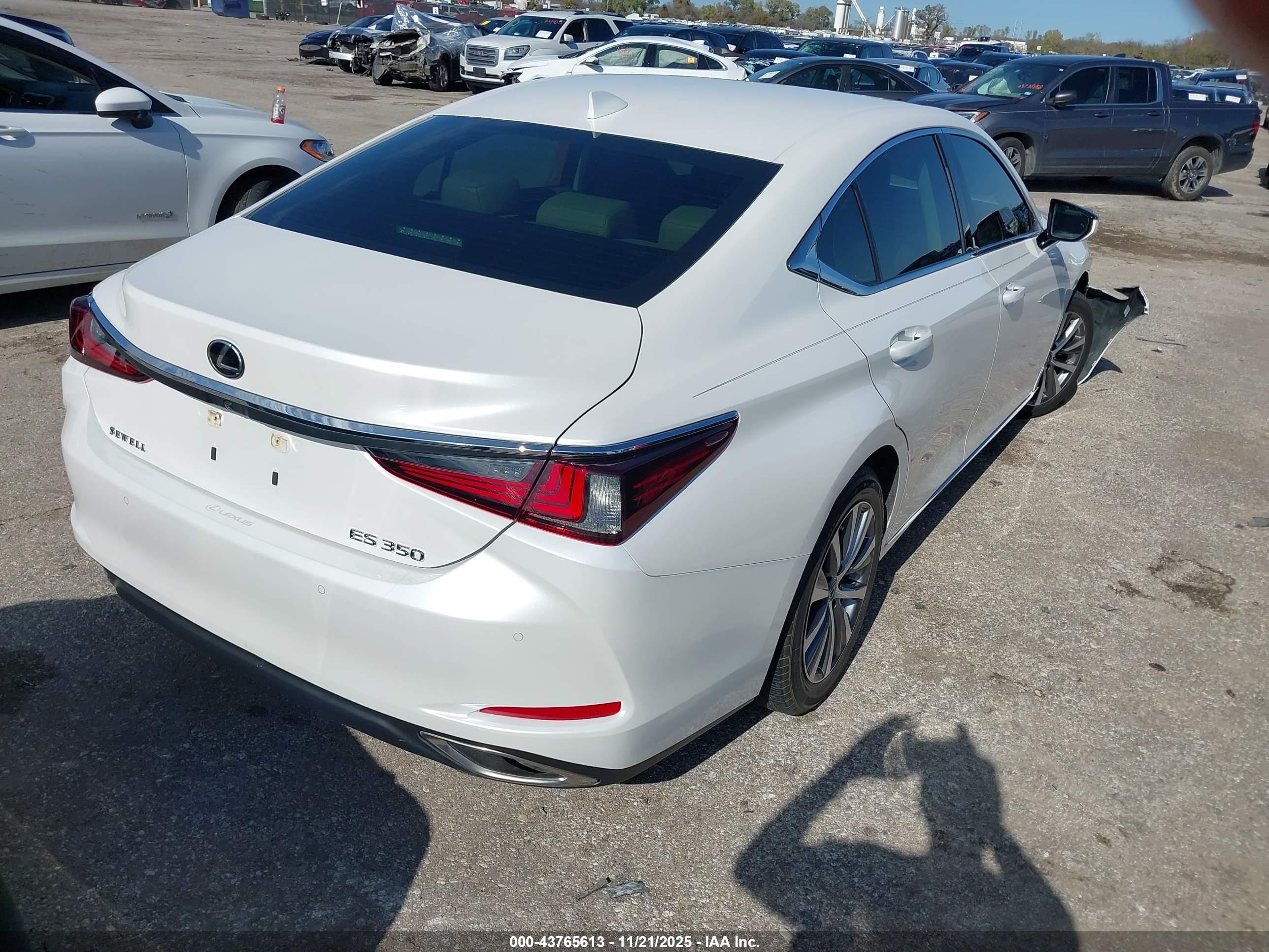 LEXUS ES image 4