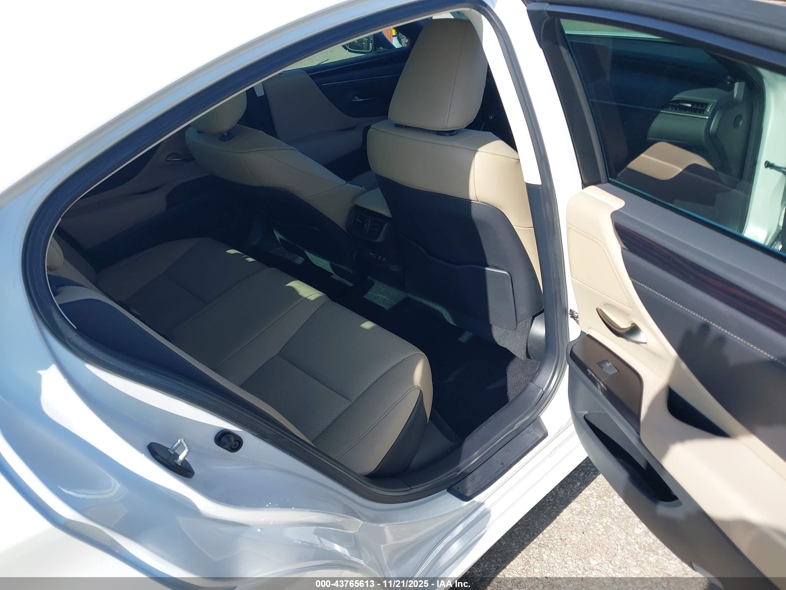 LEXUS ES image 8