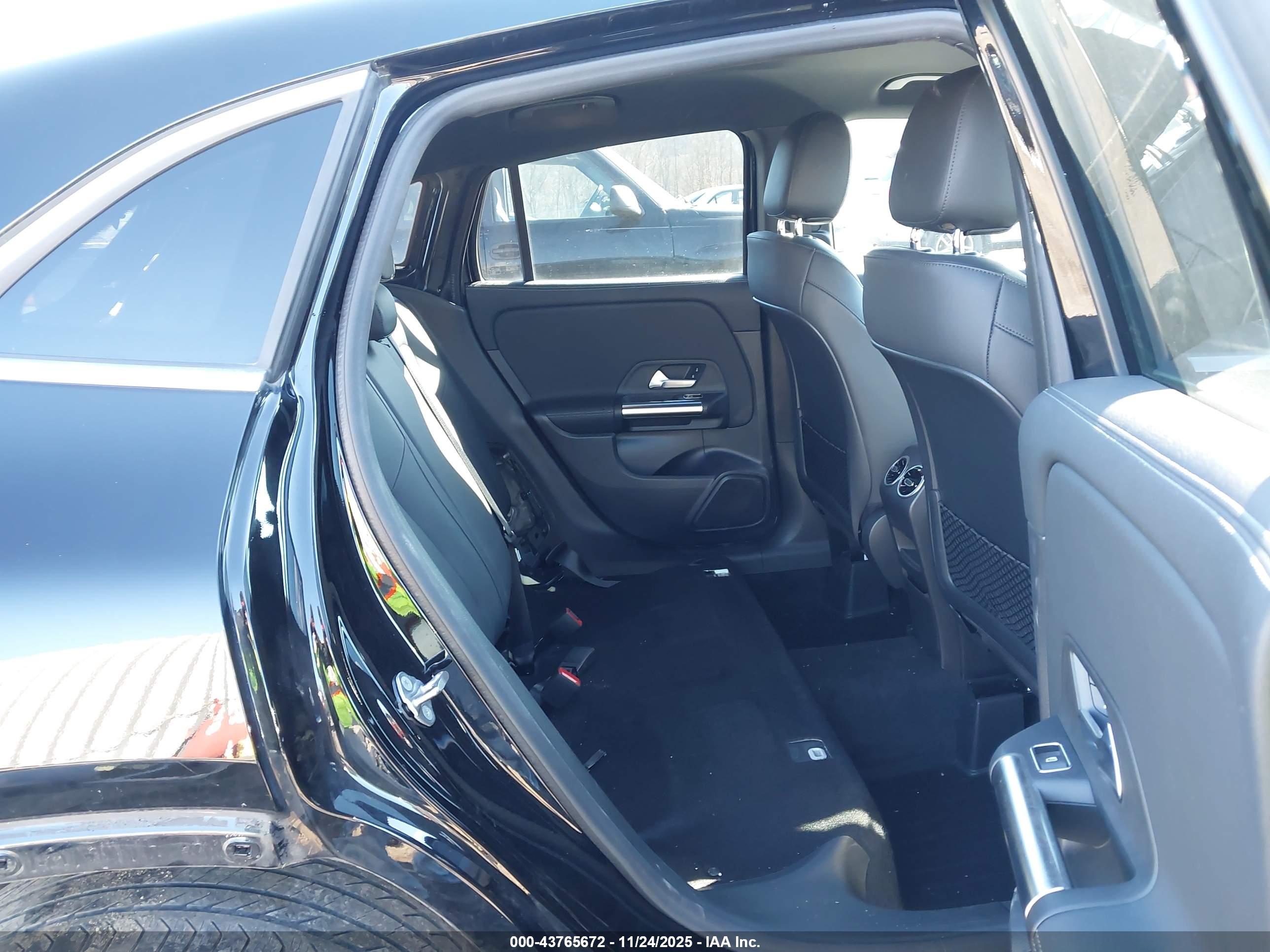 MERCEDES-BENZ GLA image 8