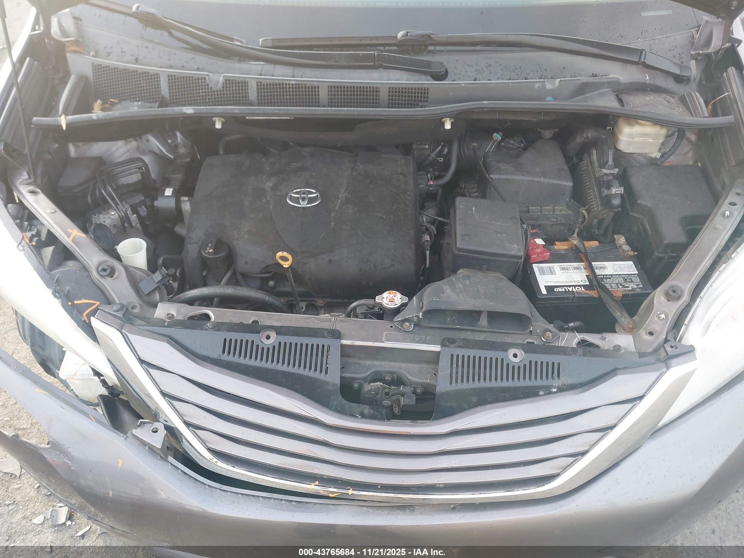 TOYOTA SIENNA image 10