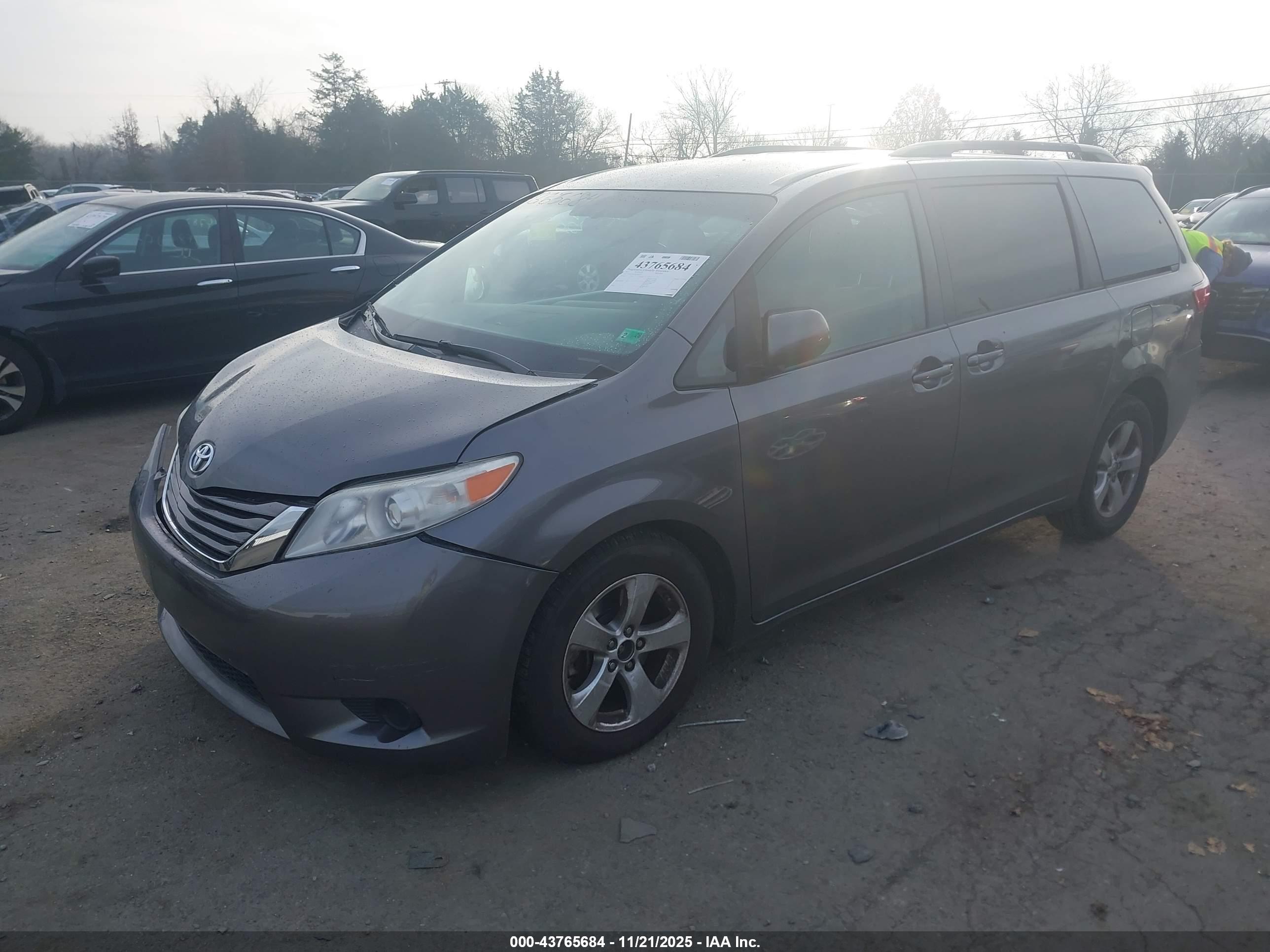 TOYOTA SIENNA image 2