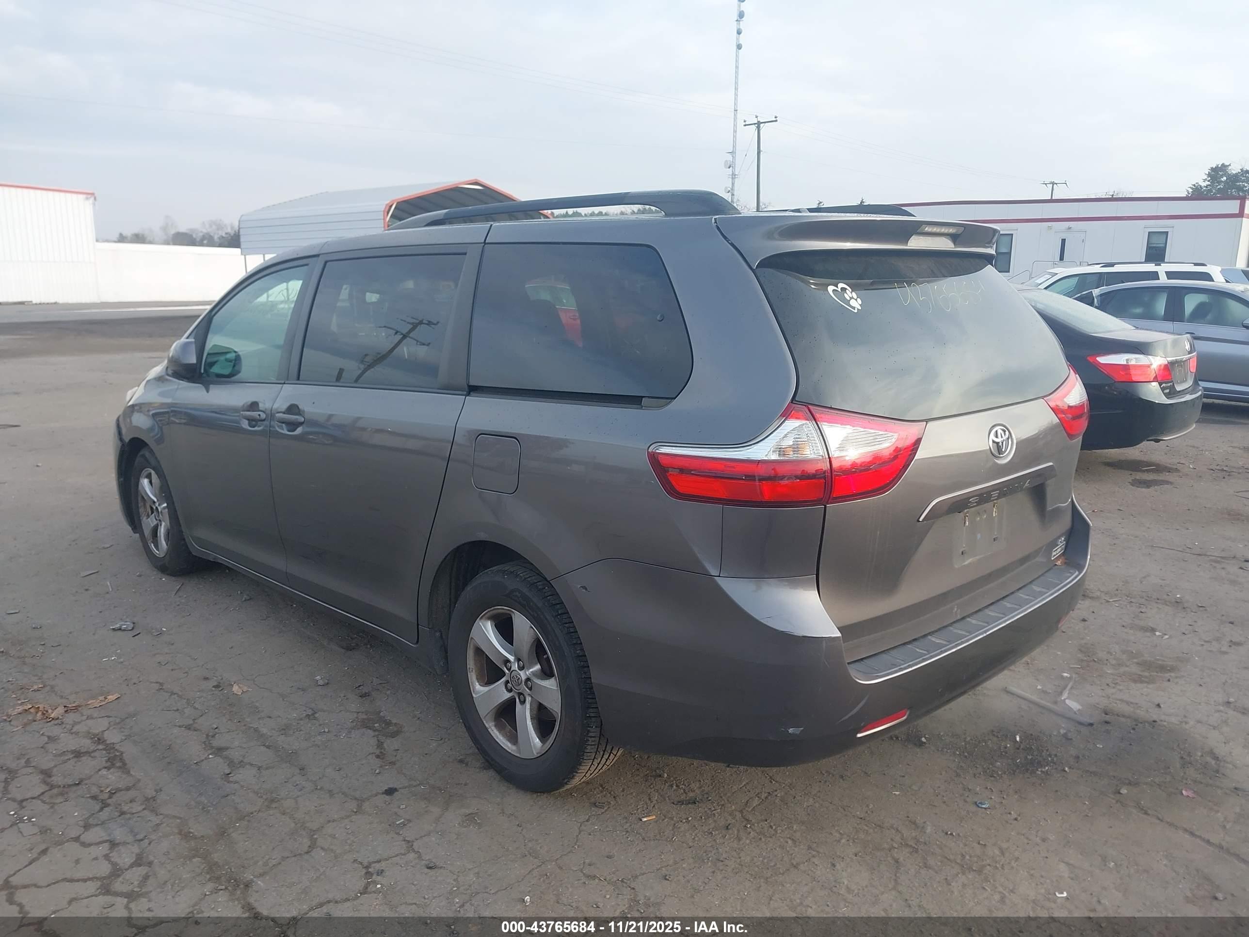 TOYOTA SIENNA image 3
