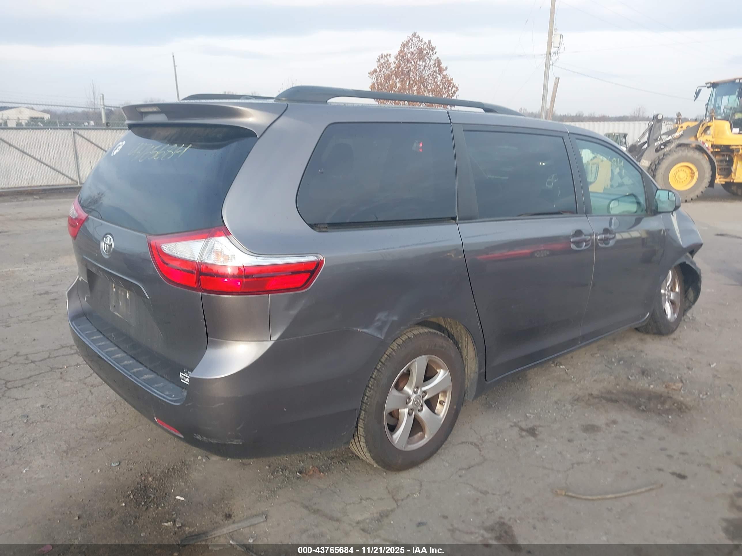 TOYOTA SIENNA image 4