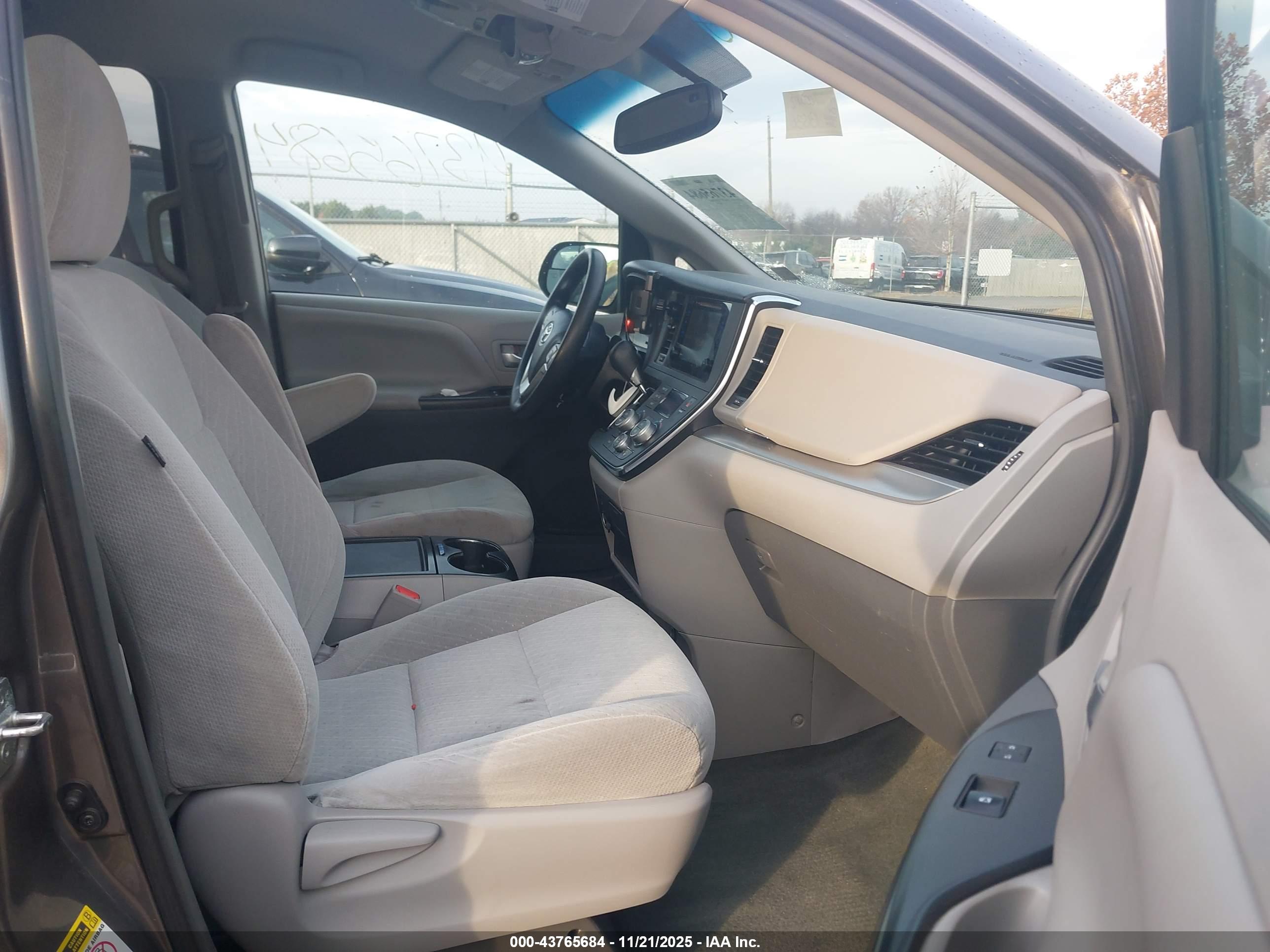 TOYOTA SIENNA image 5