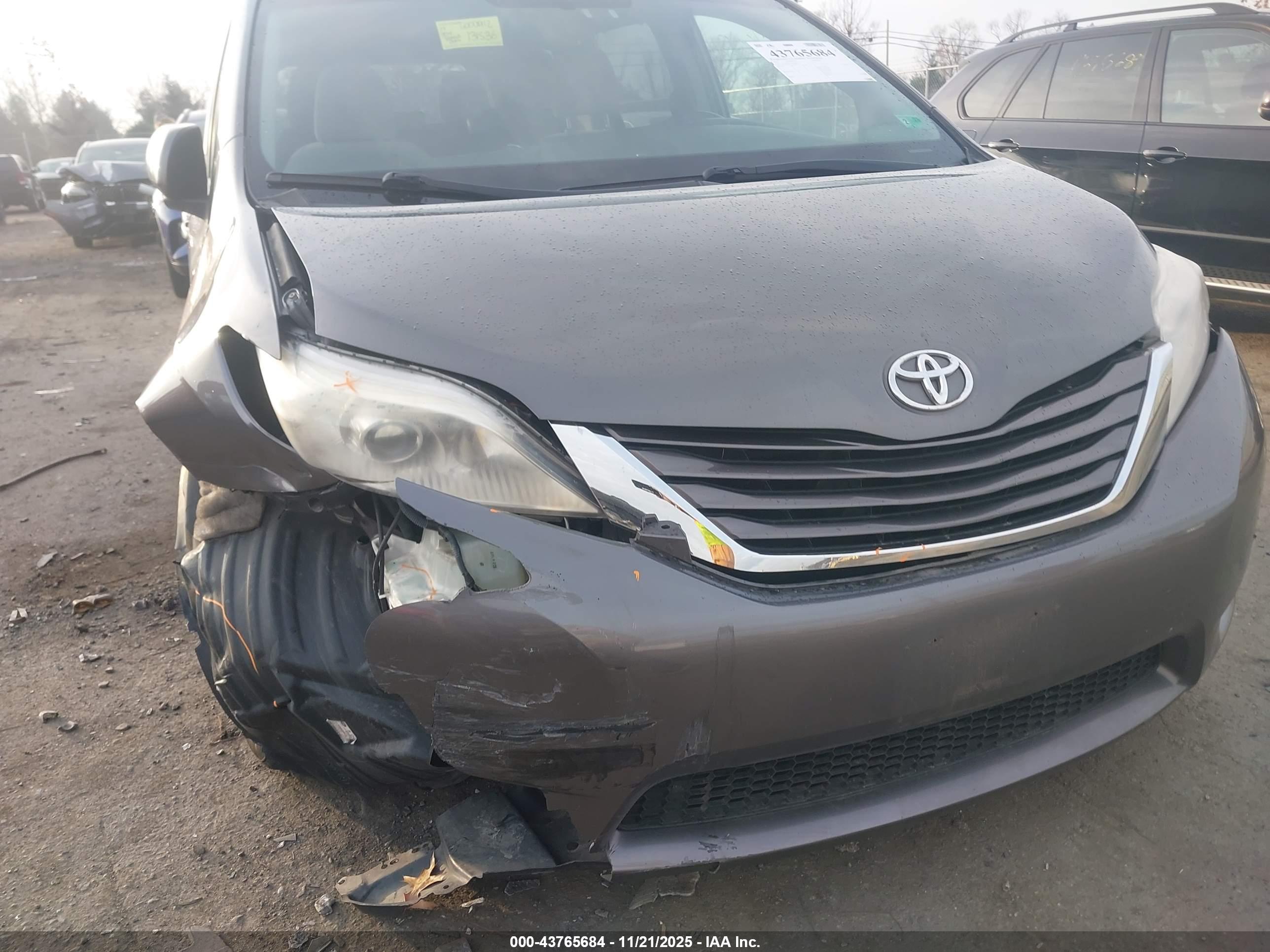 TOYOTA SIENNA image 6
