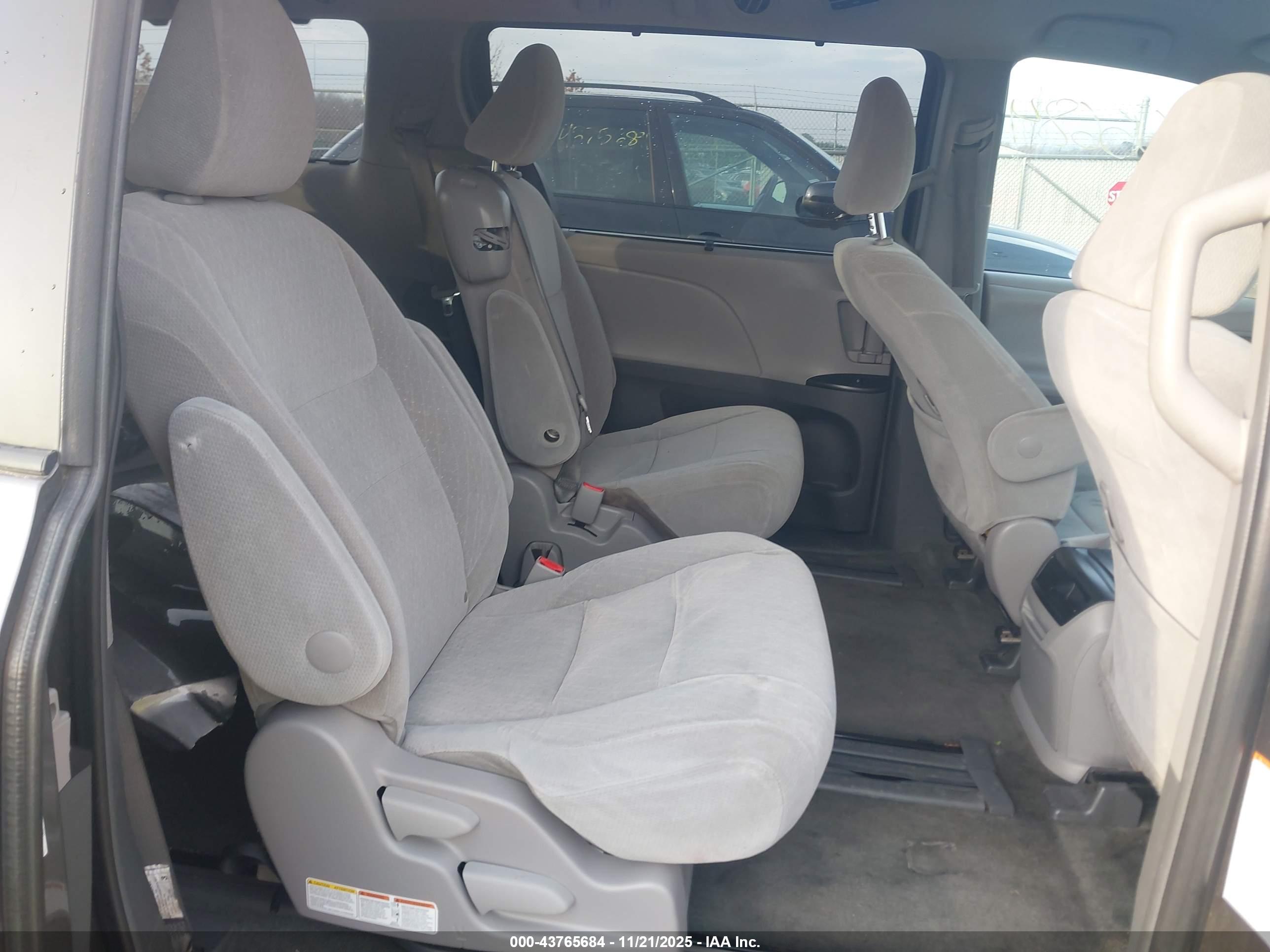 TOYOTA SIENNA image 8