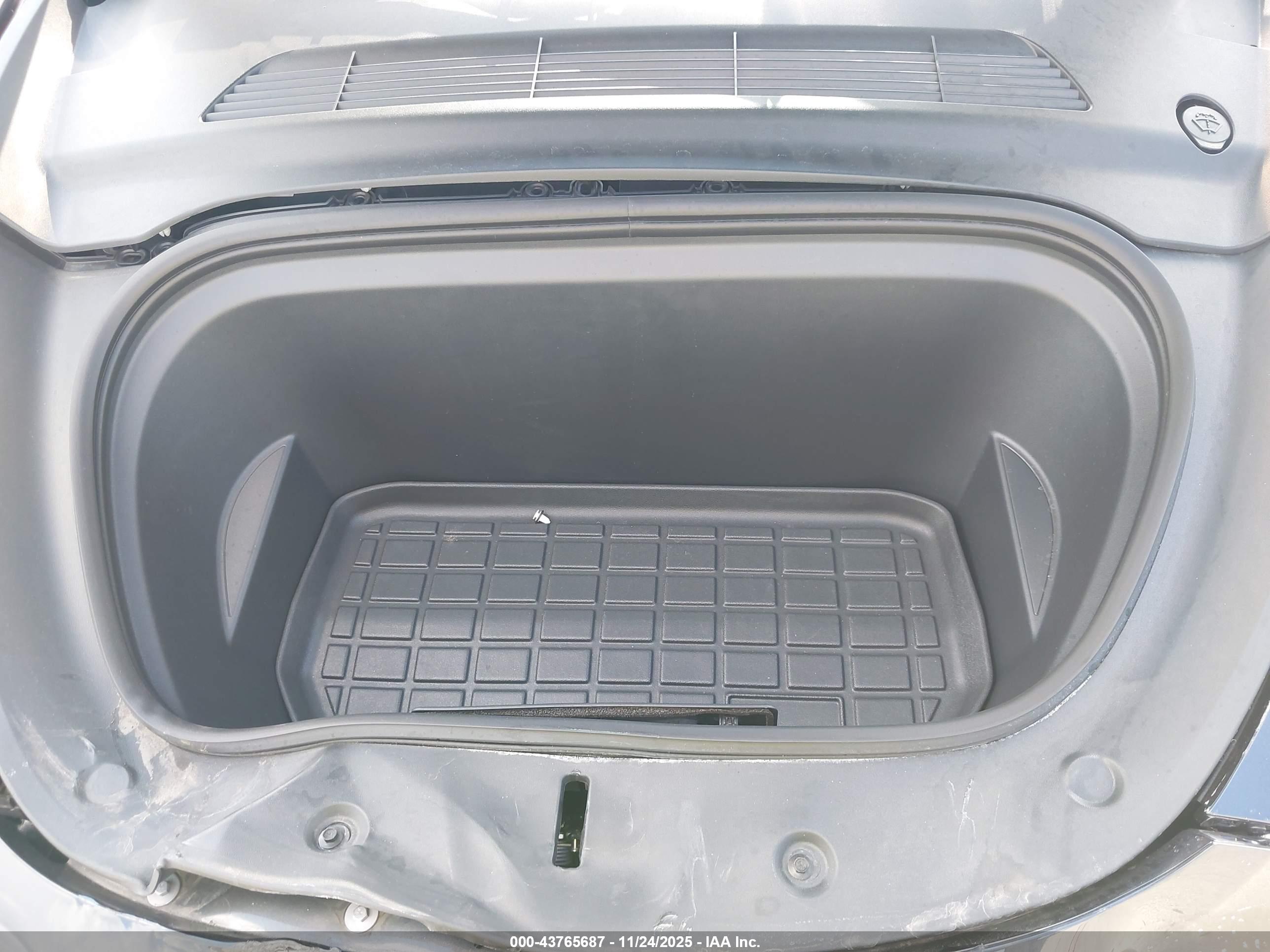 TESLA MODEL image 10