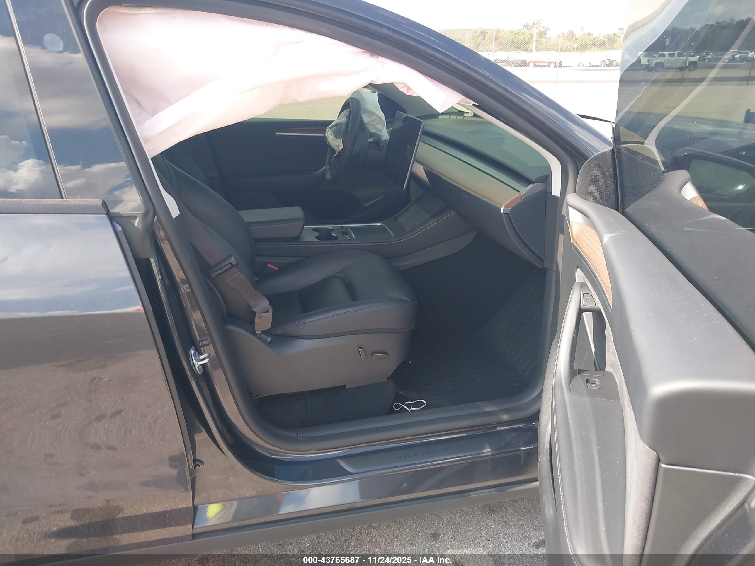 TESLA MODEL image 5