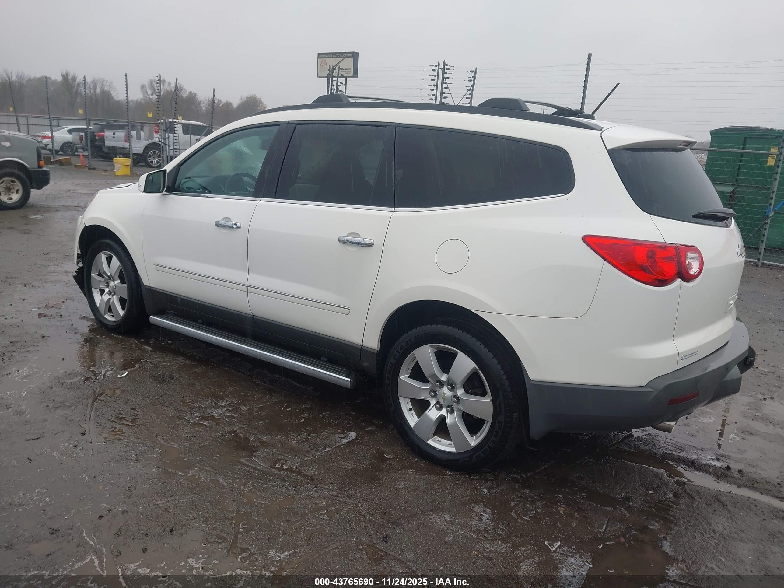 CHEVROLET TRAVERSE image 3
