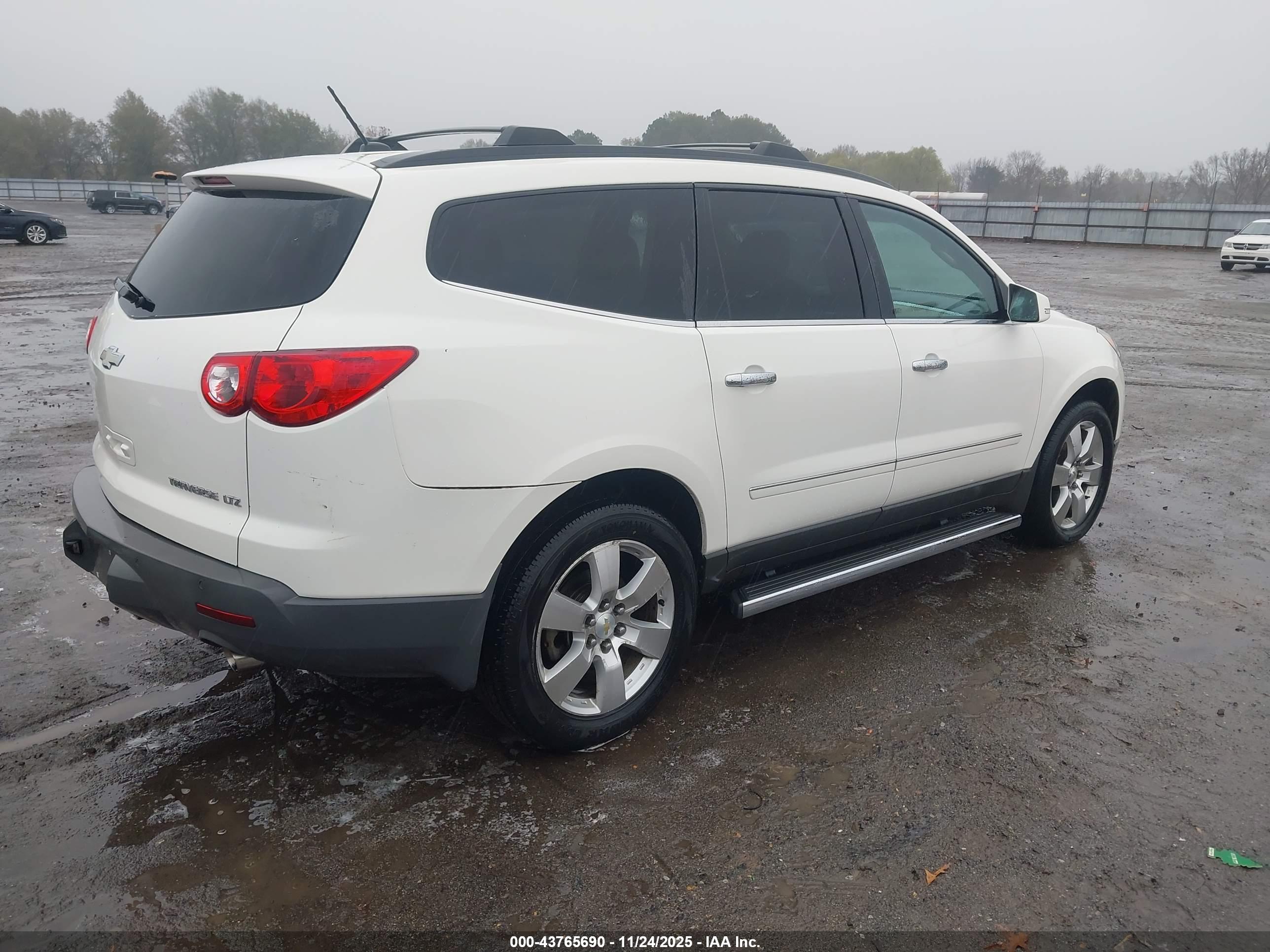CHEVROLET TRAVERSE image 4