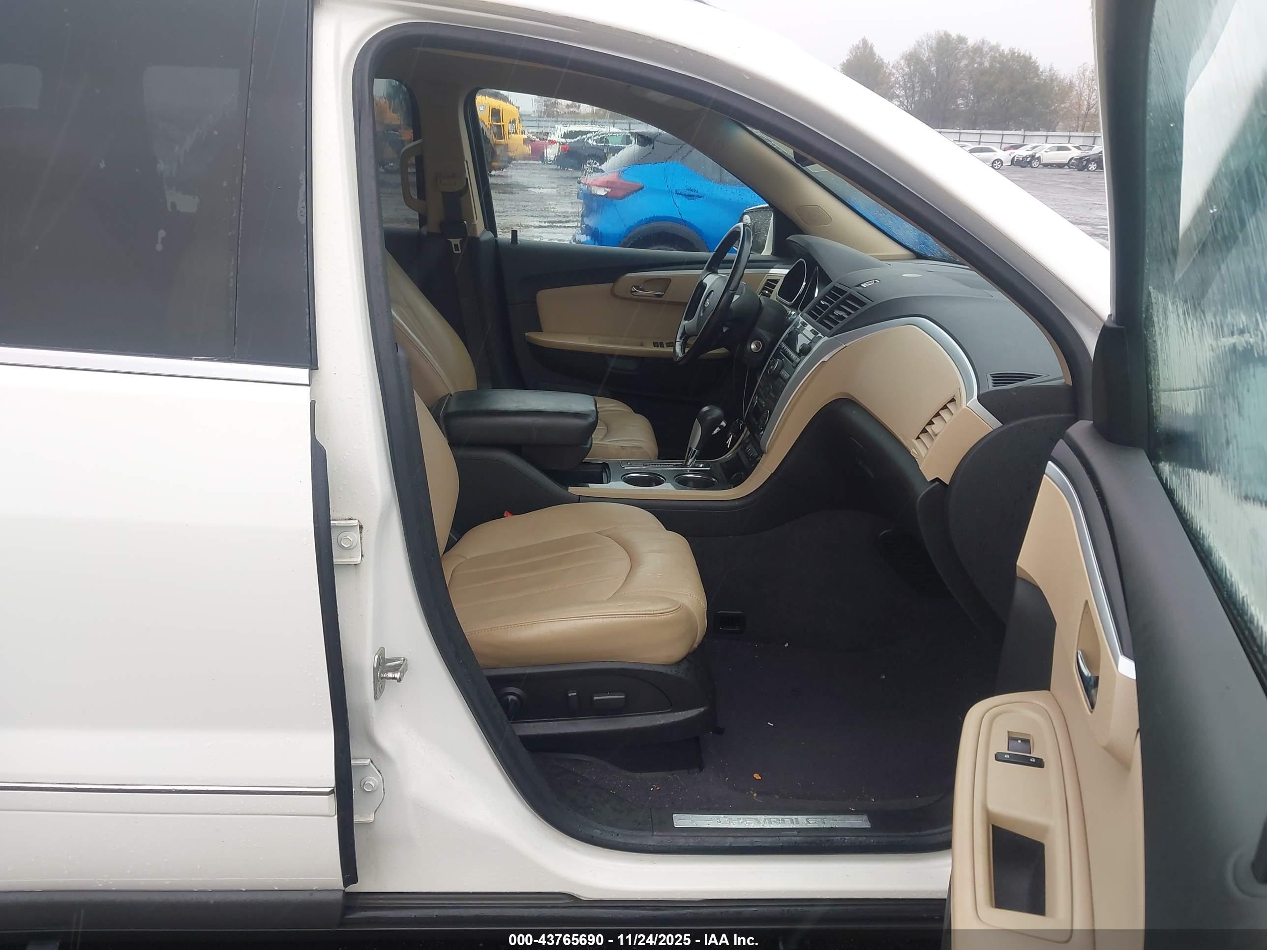 CHEVROLET TRAVERSE image 5