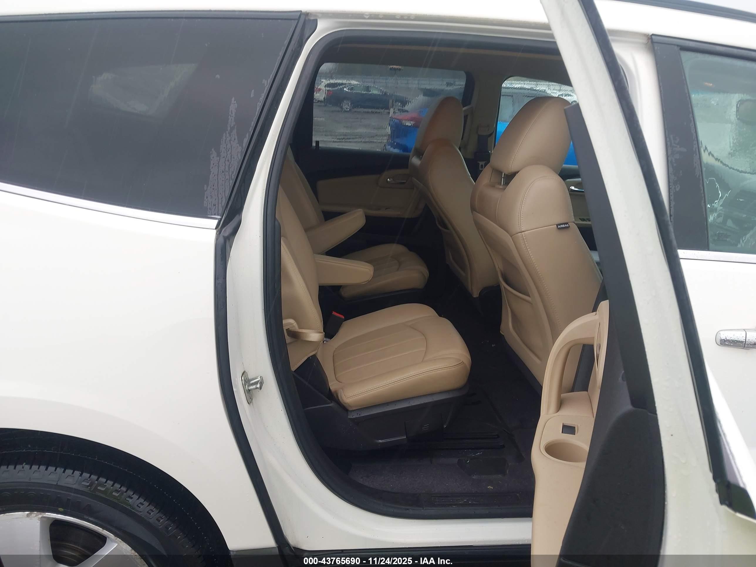 CHEVROLET TRAVERSE image 8