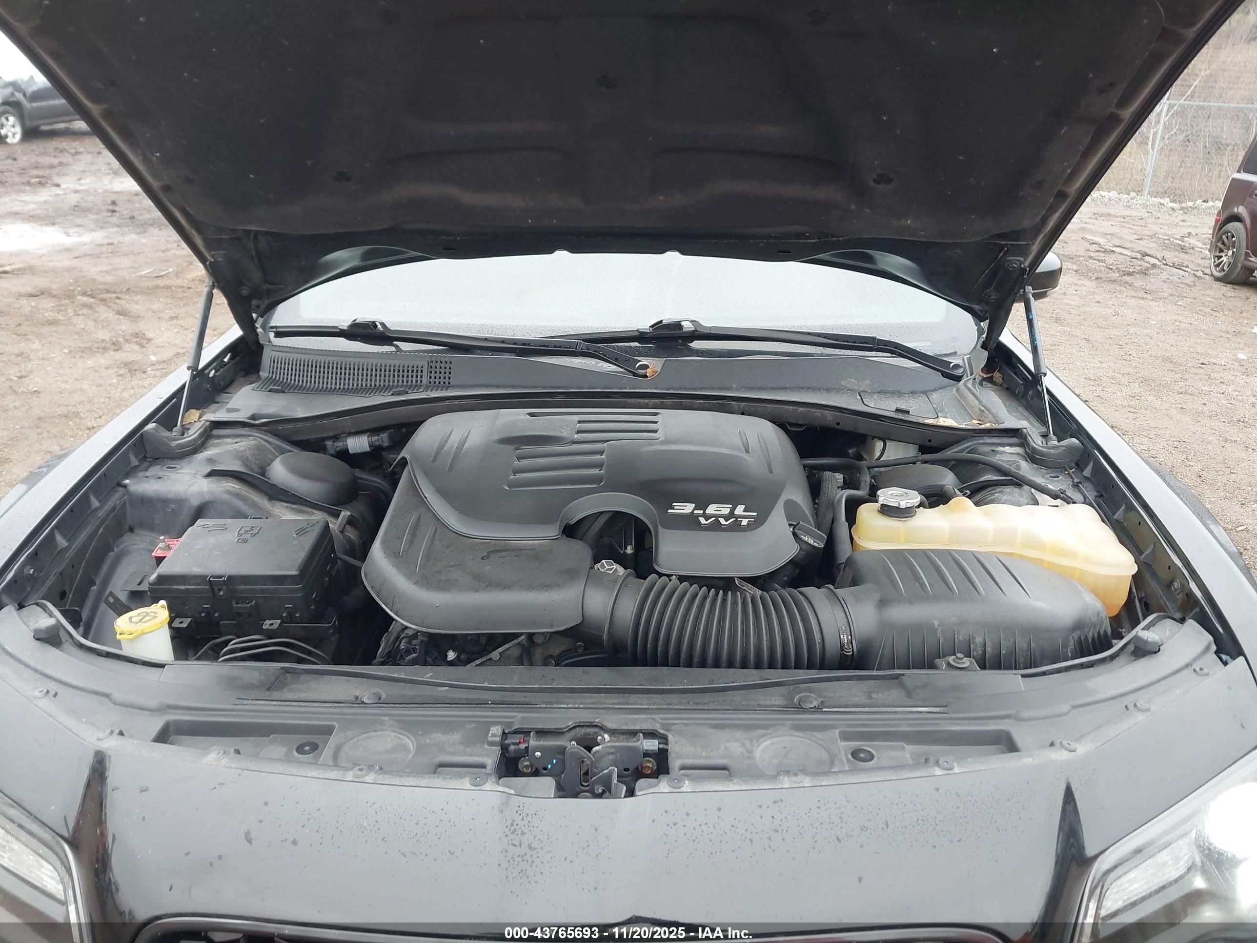 CHRYSLER 300 image 10