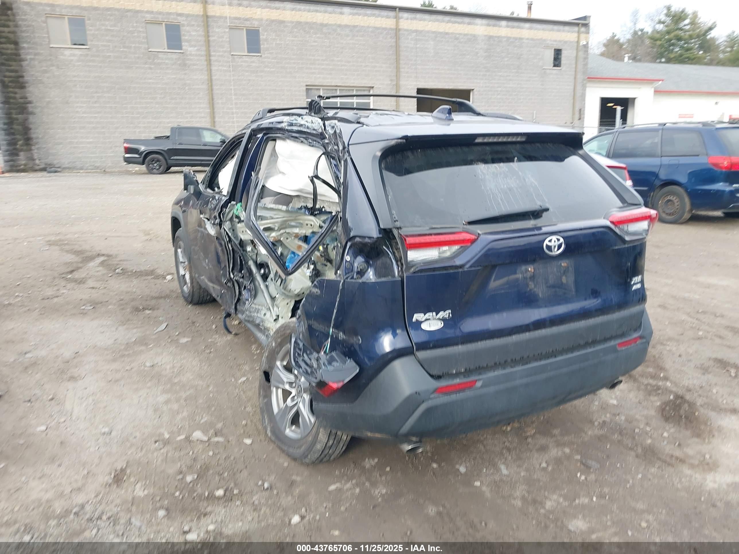 TOYOTA RAV4 image 3
