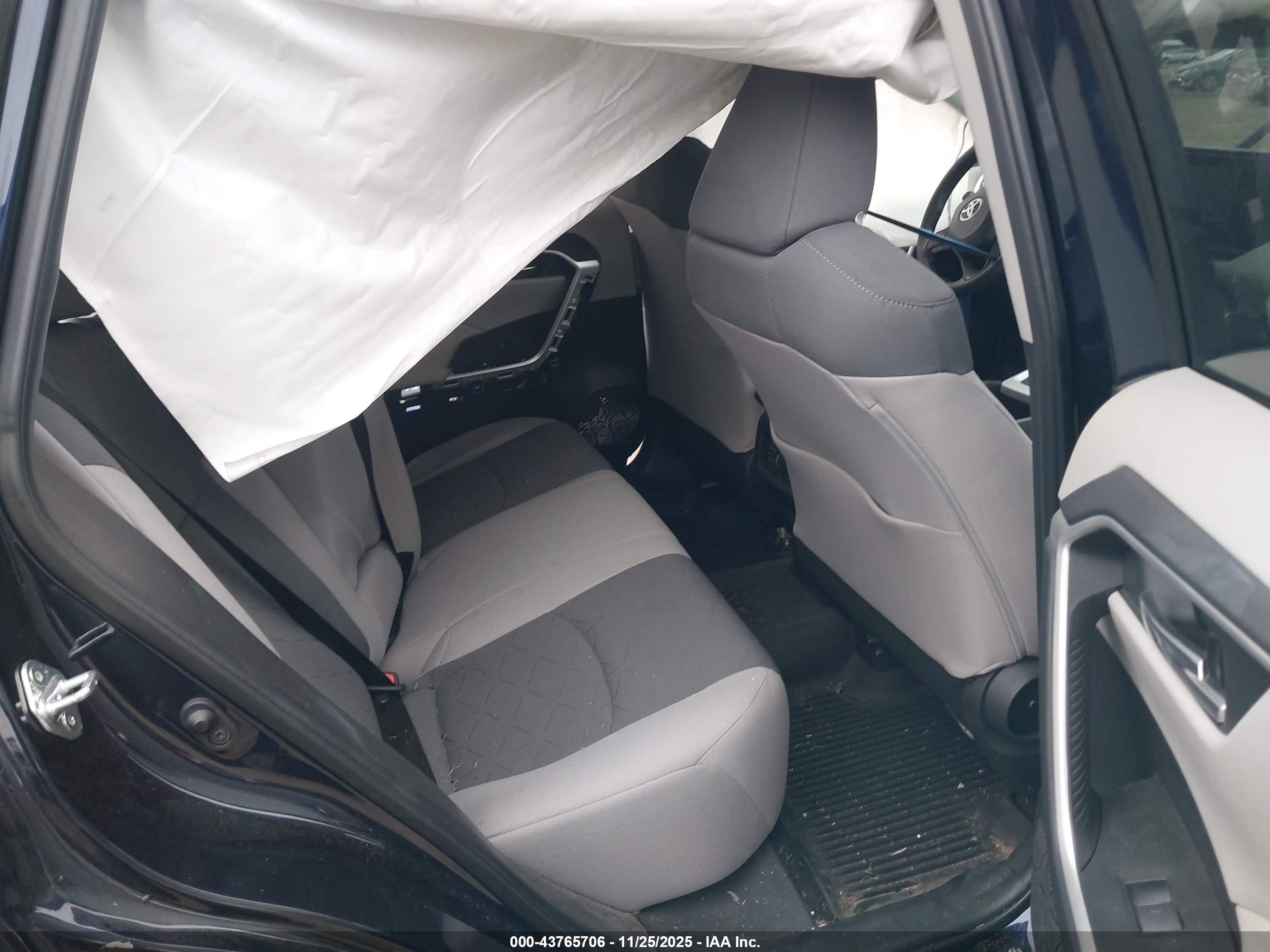 TOYOTA RAV4 image 8