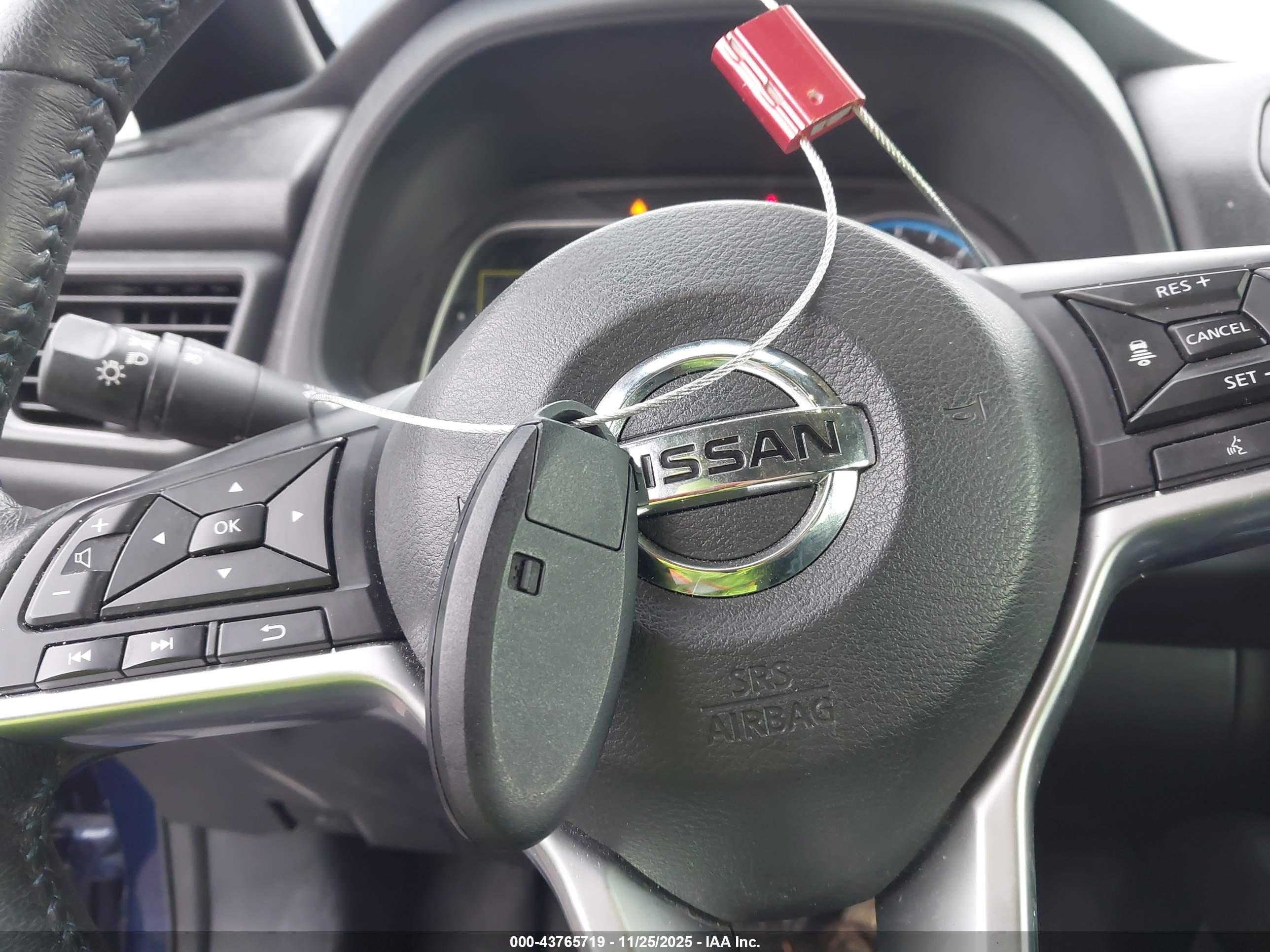 NISSAN LEAF image 11