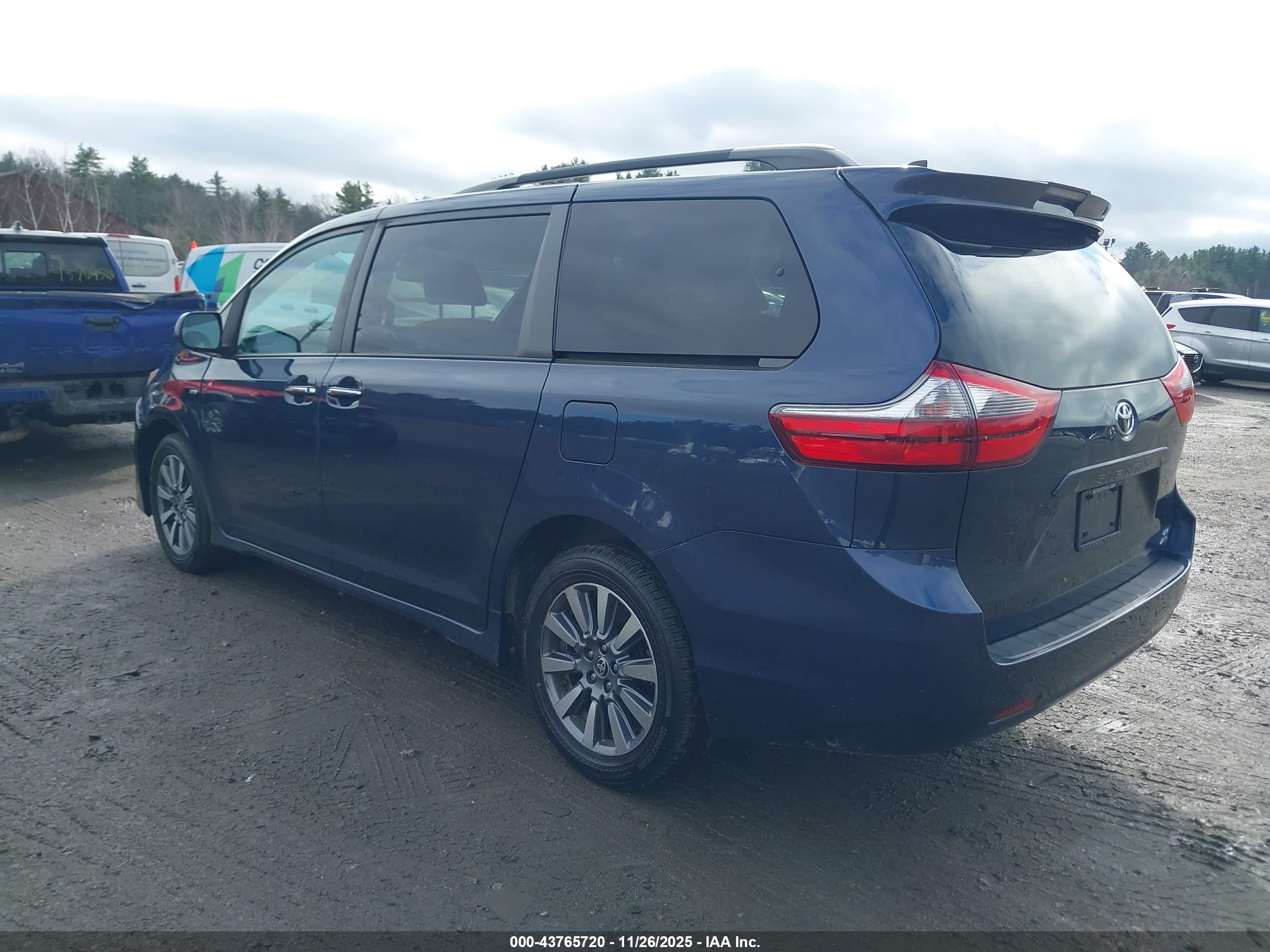 TOYOTA SIENNA image 3