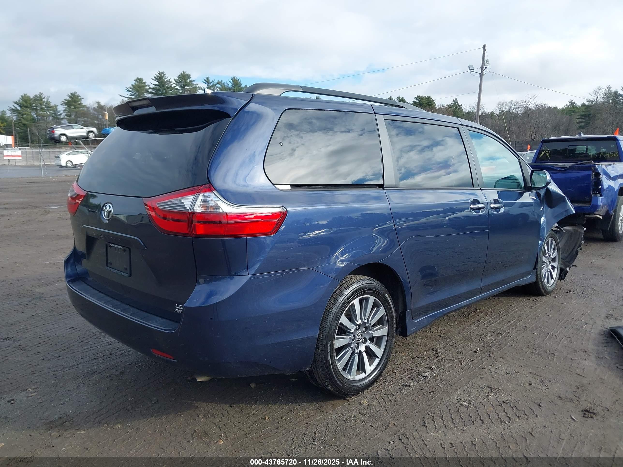 TOYOTA SIENNA image 4
